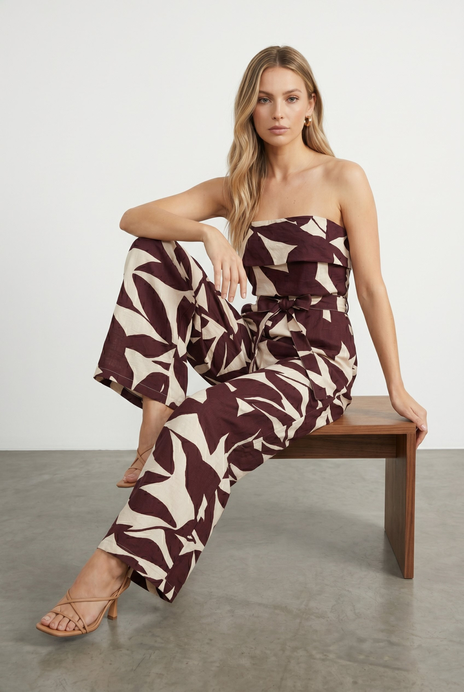 Grossiste J&H Fashion - Combinaison pantalon bustier à imprimé feuillage abstrait, dotée d'une coupe à jambes larges et d'une ceinture à nouer à la taille pour une silhouette élégante.