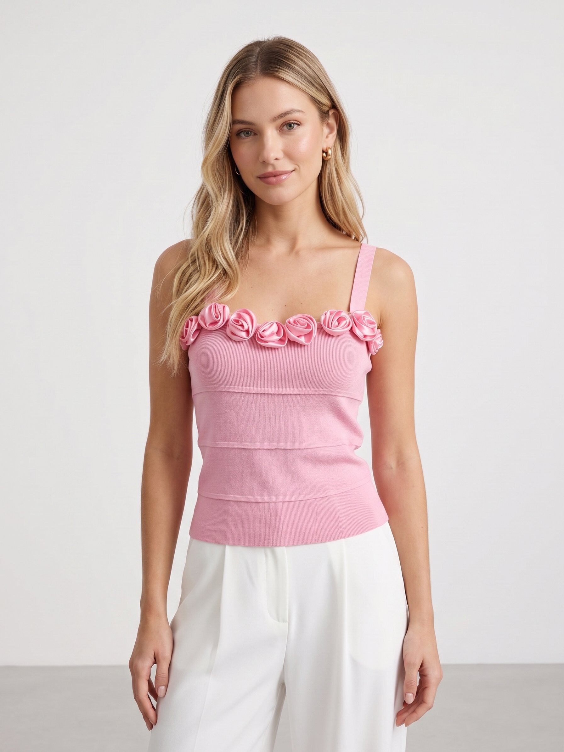 Mayorista J&H Fashion - Top de tirantes anchos en punto acanalado estructurado destaca por su escote recto, completamente sublimado con un delicado relieve de rosas.