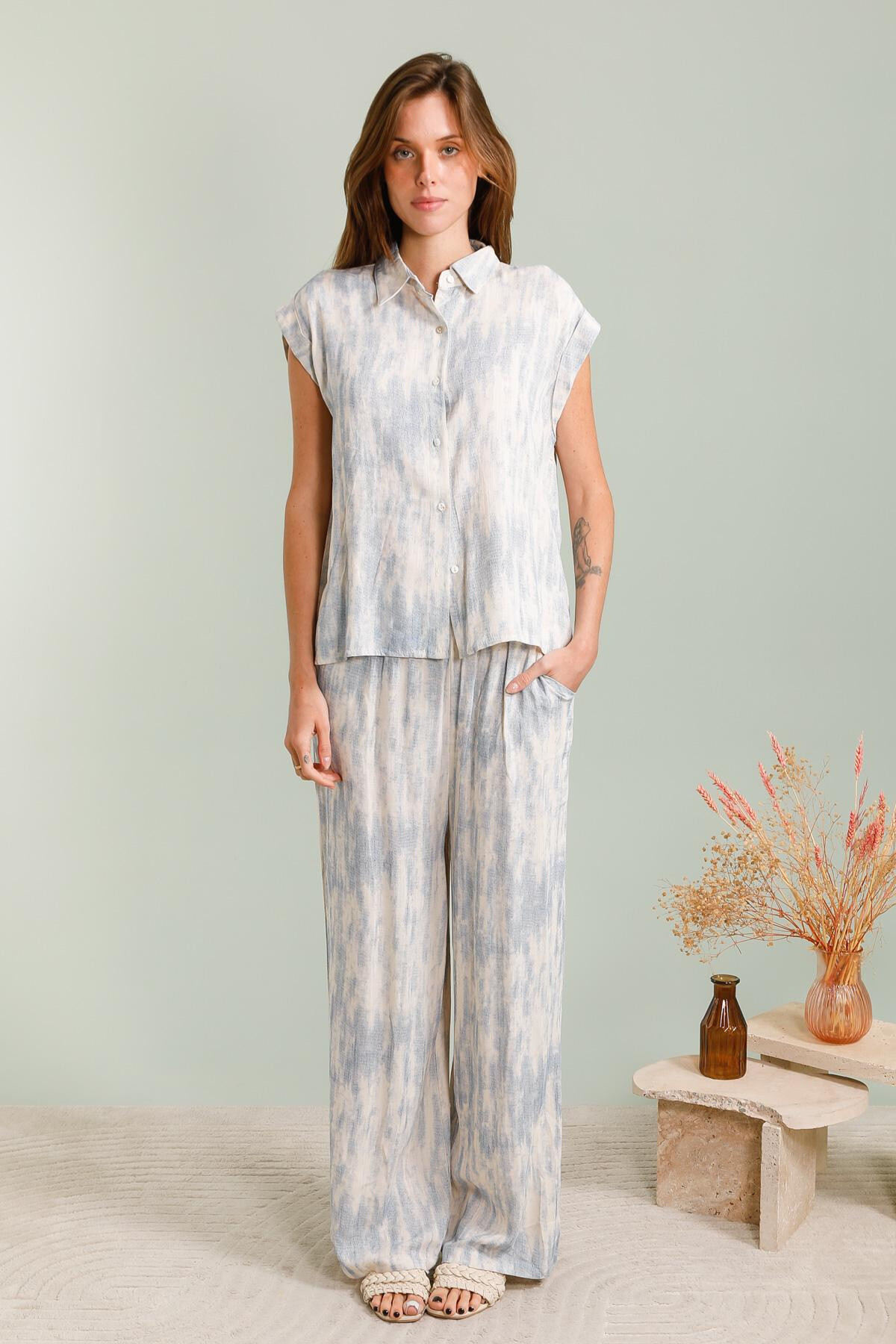 Grossista J&H Fashion - Blusa fluida e pantaloni di lino, tessuto stampato
