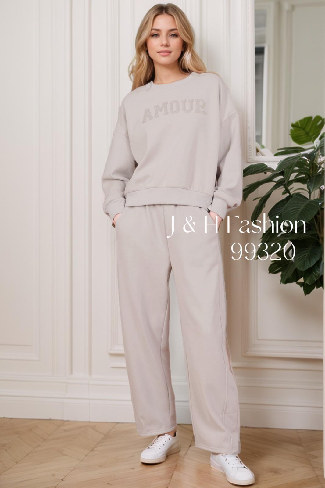 Grossiste J&H Fashion - Ensemble 2 pièces sweat et jogging avec incrustation paillette AMPOUR et doublure polaire Grossiste J&H Fashion - Ensemble 2 pièces sweat et jogging avec incrustation paillette AMPOUR et doublure polaire