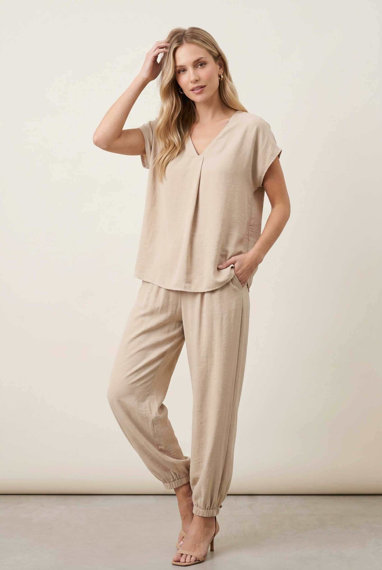 Mayorista J&H Fashion - Conjunto fluido y desenfadado compuesto por un top plisado con cuello en V y un pantalón abombado a juego ajustado en los tobillos.
