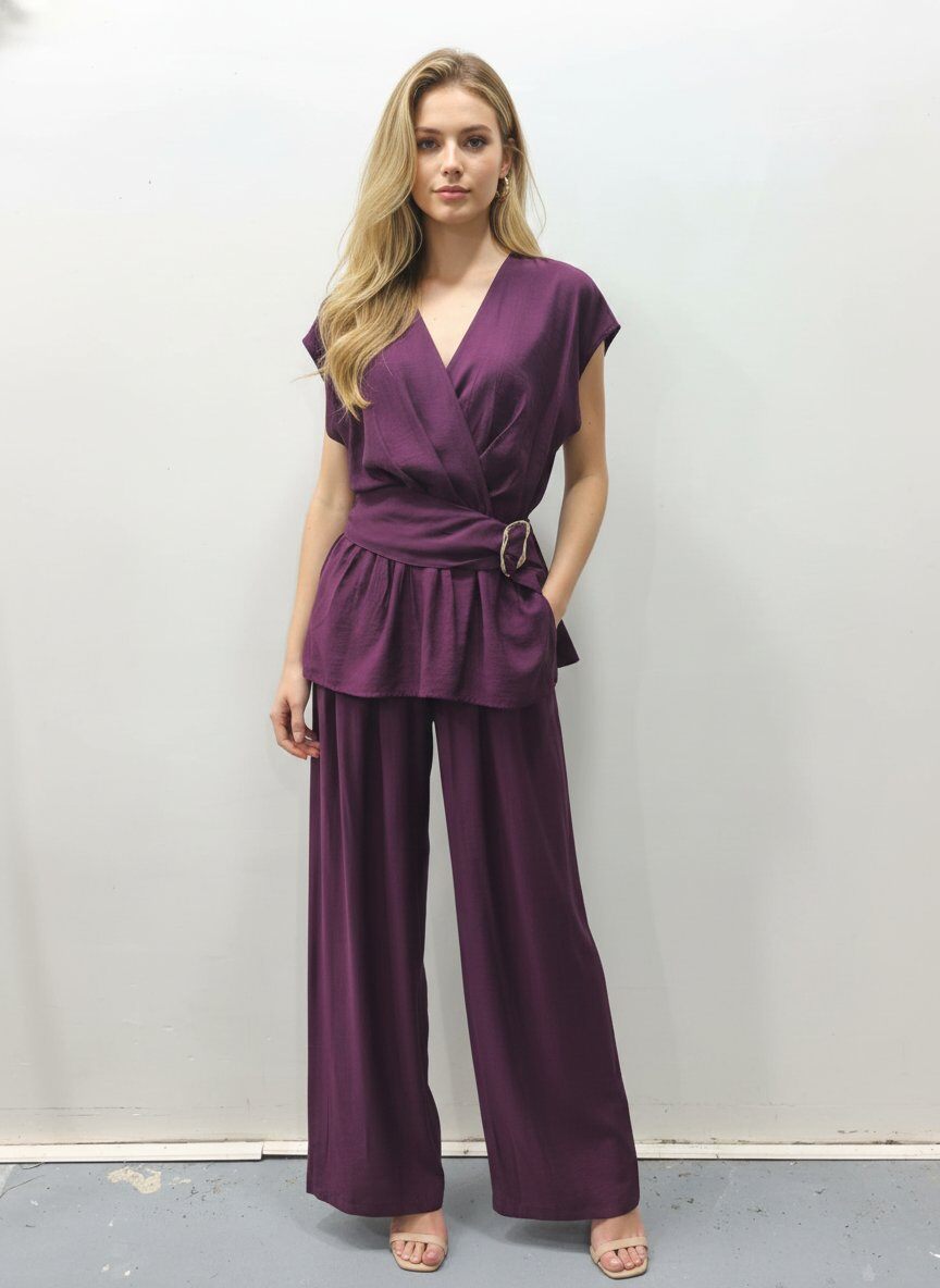 Mayorista J&H Fashion - Conjunto fluido de dos piezas con un top cruzado con cinturón y pantalones anchos a juego.