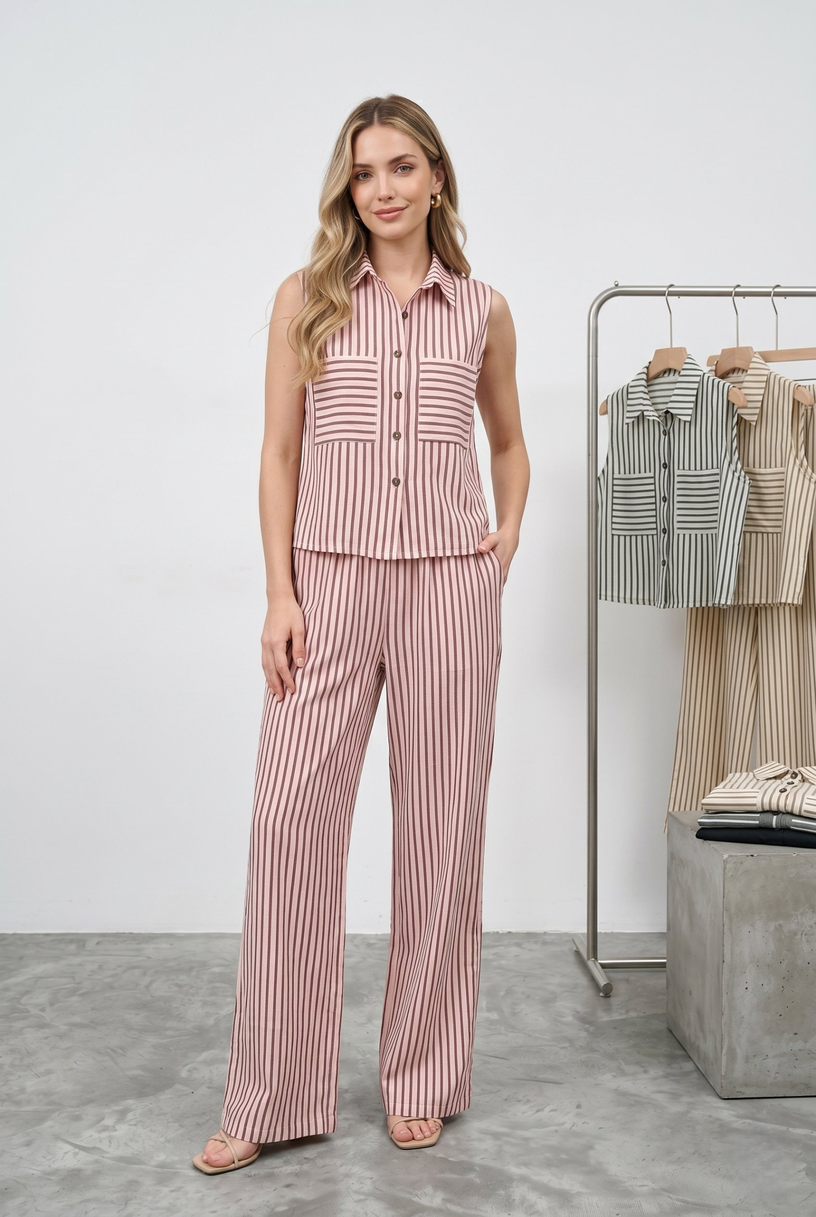 Mayorista J&H Fashion - Conjunto coordinado consta de un top sin mangas abotonado con cuello de camisa y pantalones fluidos con rayas verticales.