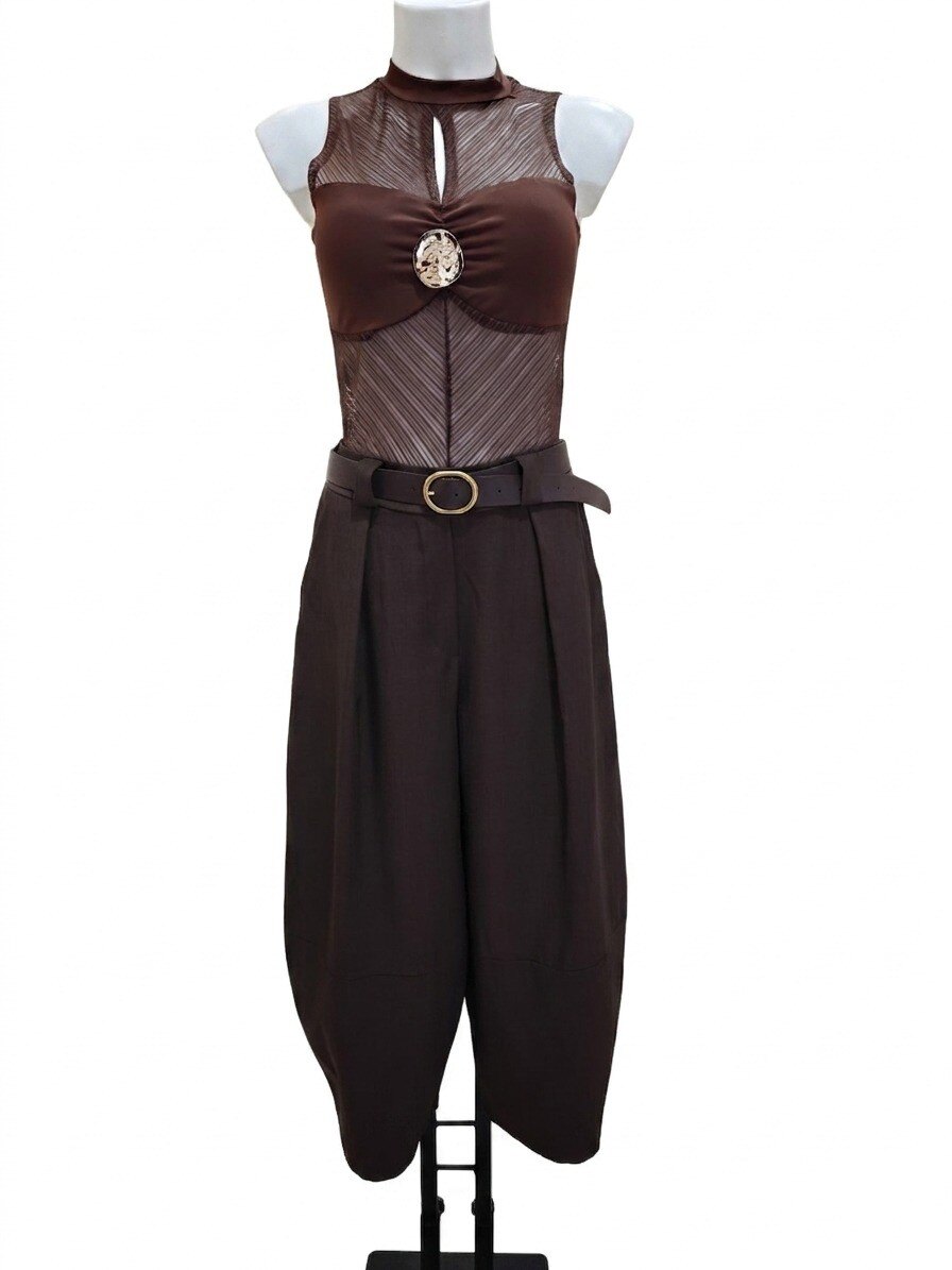 Großhändler J&H Fashion - Ein schickes Set bestehend aus einem taillierten Rollkragen-Body und fließenden Bundfaltenhosen, betont durch einen Gürtel.