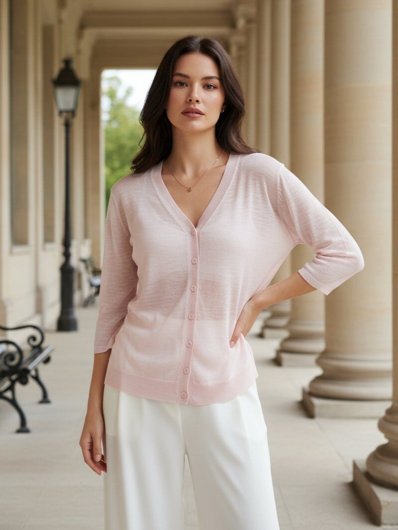 Grossista J&H Fashion - Cardigan leggero presenta una maglia fine e traslucida con scollo a V, maniche a tre quarti e una chiusura con bottoni classica.