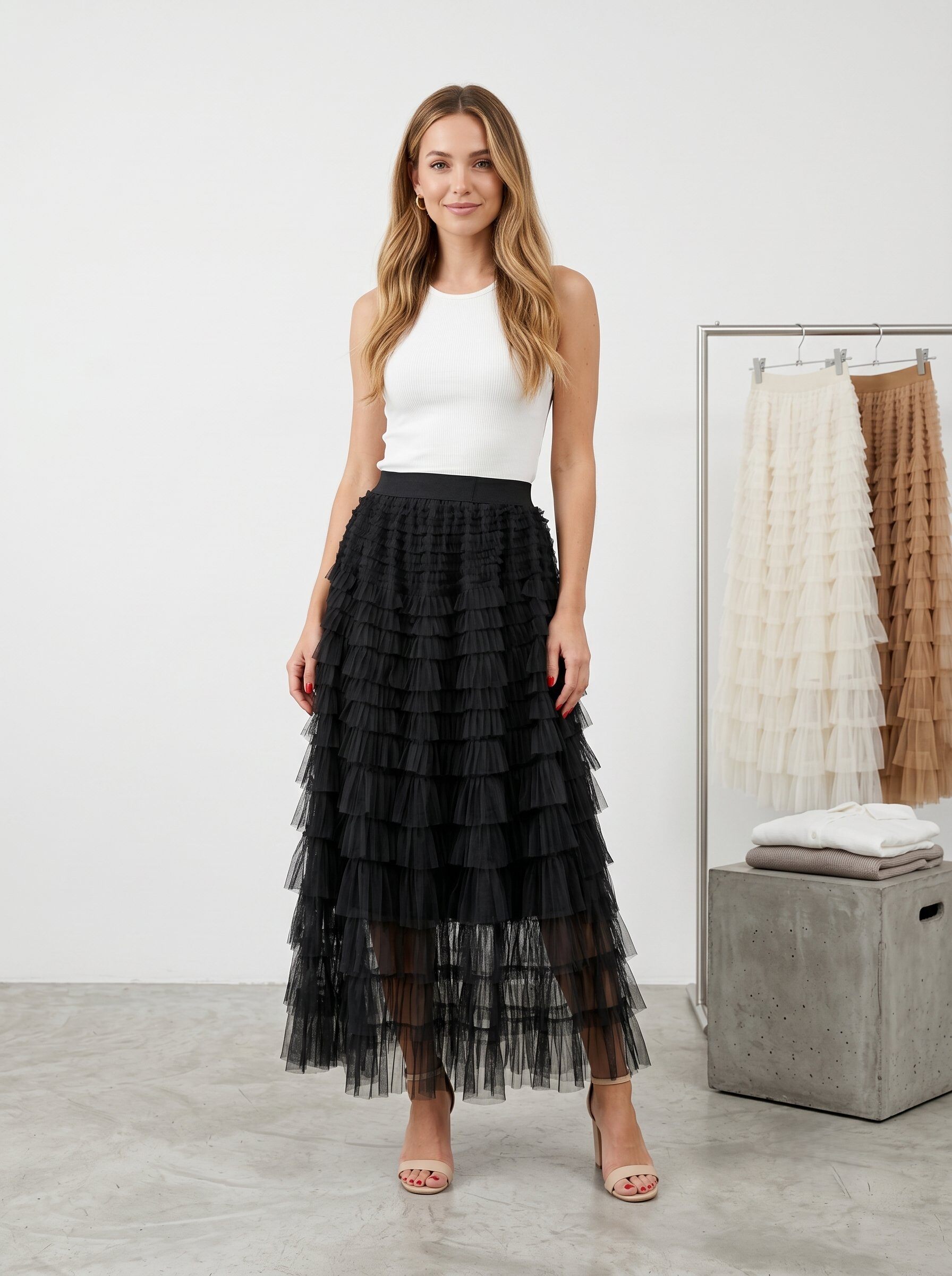 Mayorista J&H Fashion - Falda larga se destaca por sus capas de múltiples filas de volantes de tul plisado, creando un efecto vaporoso y texturizado.