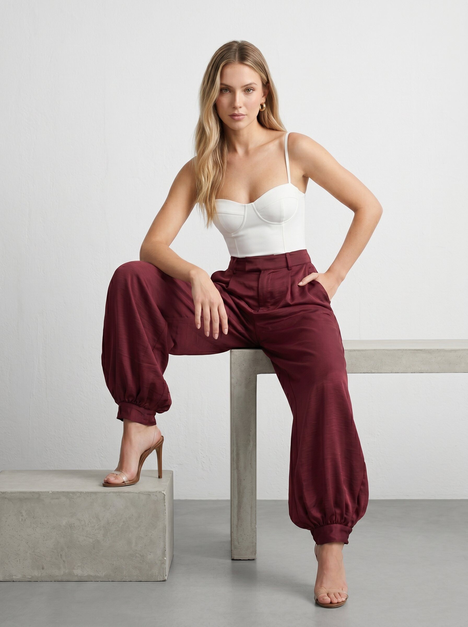 Großhändler J&H Fashion - Hose mit originellem und elegantem Schnitt, die den Komfort eines fließenden Kleidungsstücks mit dem Chic eines maßgeschneiderten Anzugs kombiniert, mit elastischem Bund. Zwei Ösen am unteren Ende