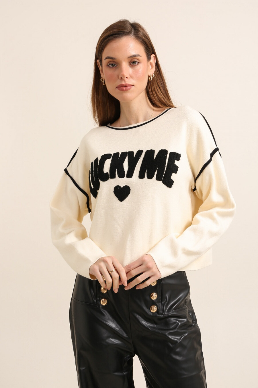 Grossiste J&H Fashion - Pull en maille broderie 3d relief LUCKY ME avec bordure contraster
