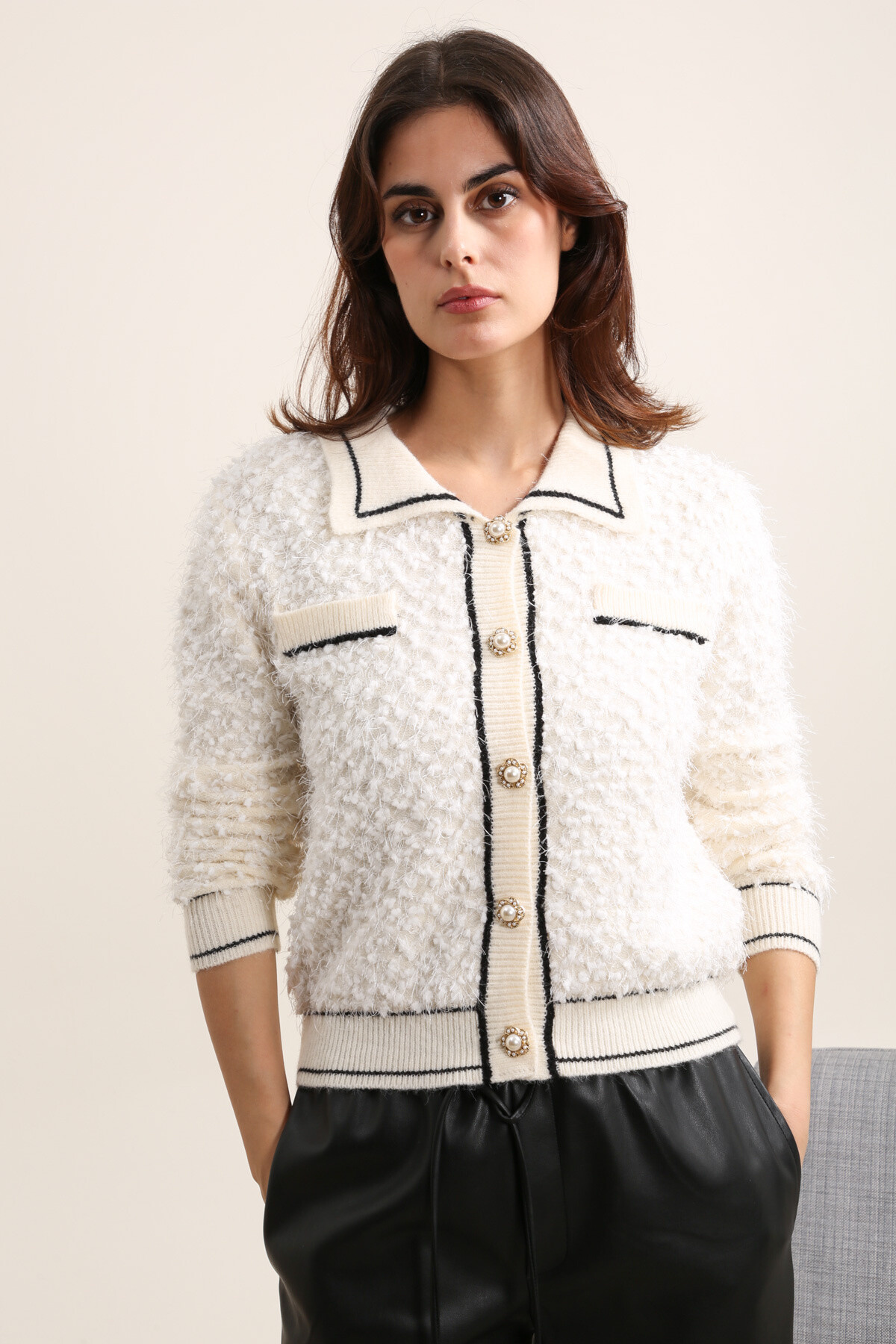 Grossiste J&H Fashion - Gilet / Pull / Cardigan en maille à fourrure avec bouton perles