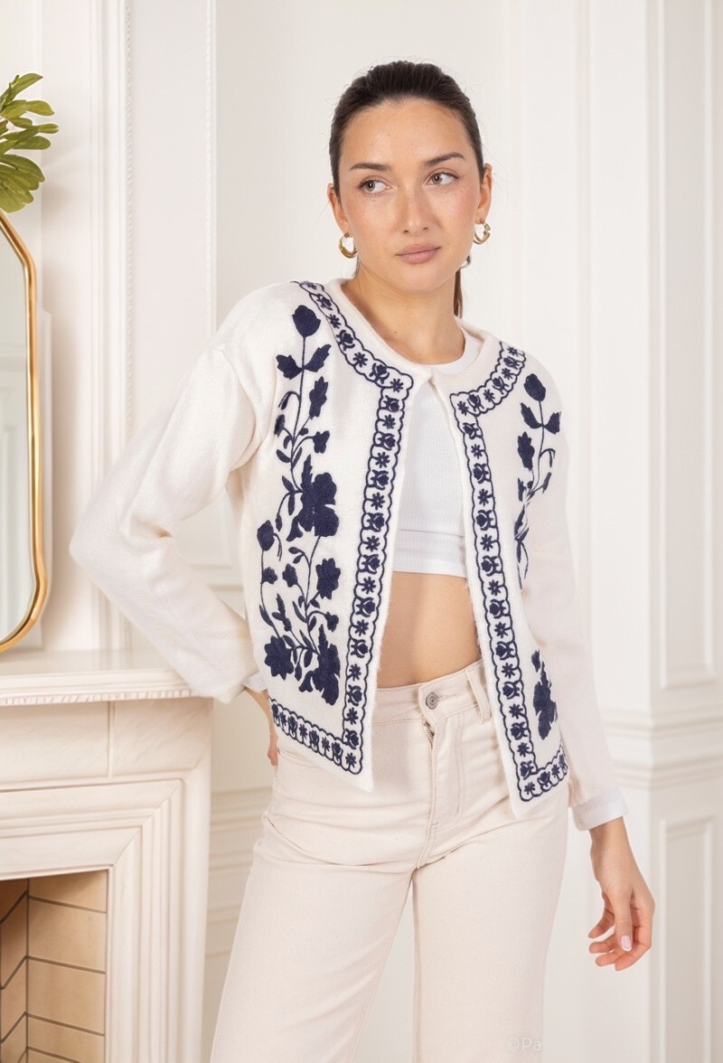 Wholesaler J&H Fashion - Knitted vest / cardigan with relief flower detail