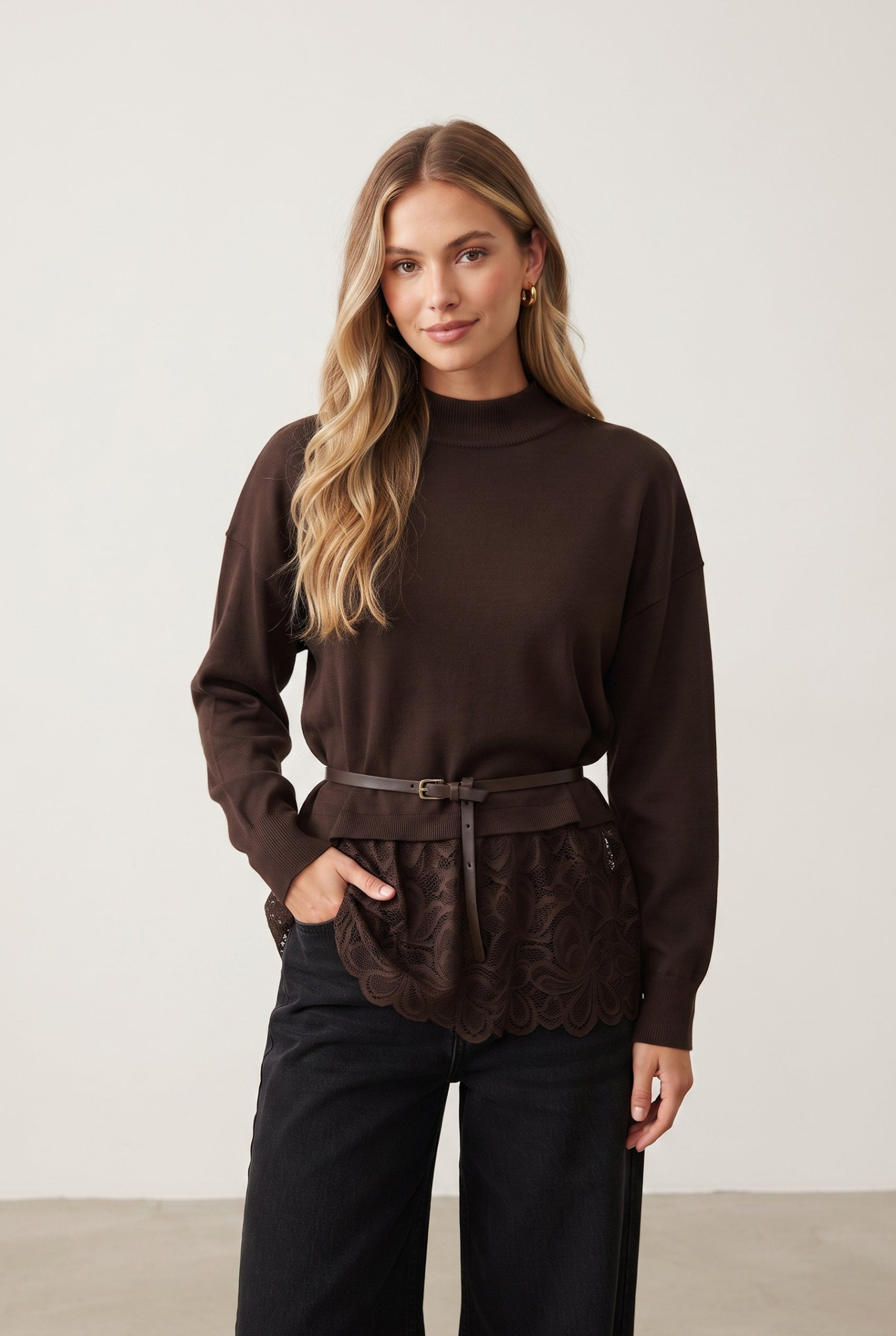 Großhändler J&H Fashion - Langarm-Pullover mit Spitzenbesatz am Saum und einer feinen Taille, die mit einem zarten Gürtel betont wird.
