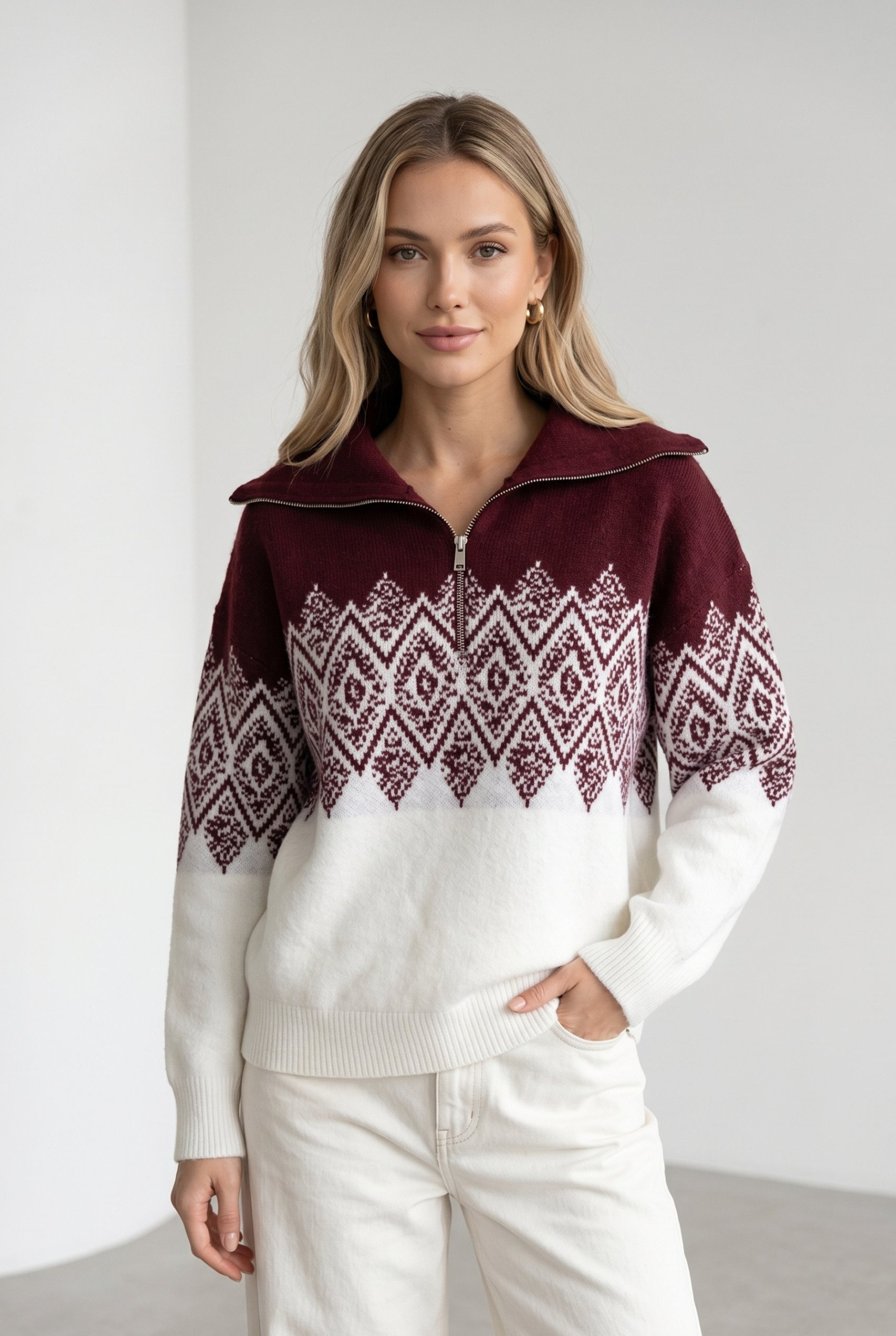 Grossiste J&H Fashion - Pull en maille à manches longues, doté d'un col montant zippé et d'un motif géométrique d'inspiration nordique sur le haut du buste et les manches.