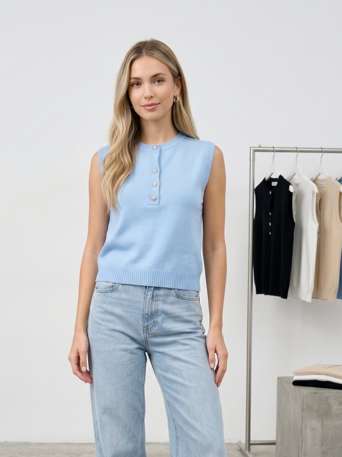 Mayorista J&H Fashion - Top sin mangas de punto ligero con cuello abotonado y acabados acanalados.