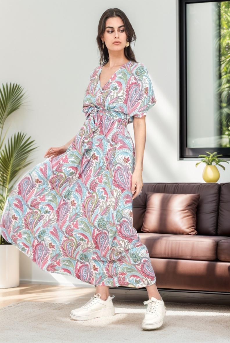 Grossista J&H Fashion - Abito lungo svasato con stampa floreale, scollo a V e cintura in vita, maniche corte