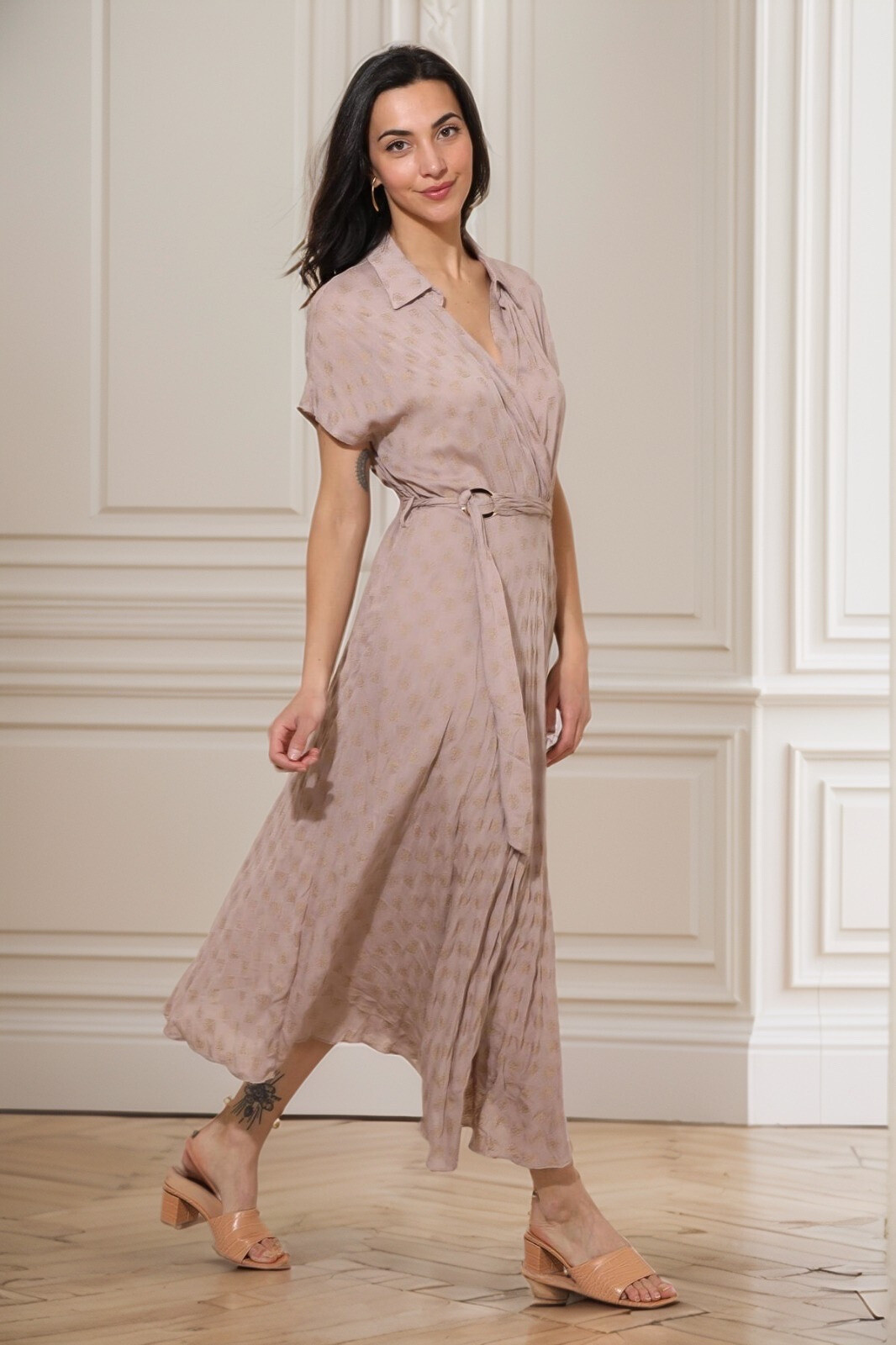 Grossista J&H Fashion - Abito lungo a vestaglia in cotone stampato oro con cintura e zip invisibile