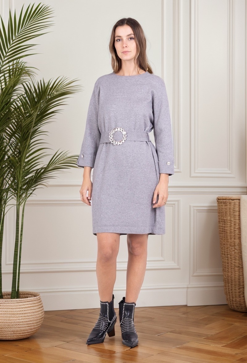 Grossiste J&H Fashion - Robe en maille manche 3/4 avec boucle de ceinture en maille col montant