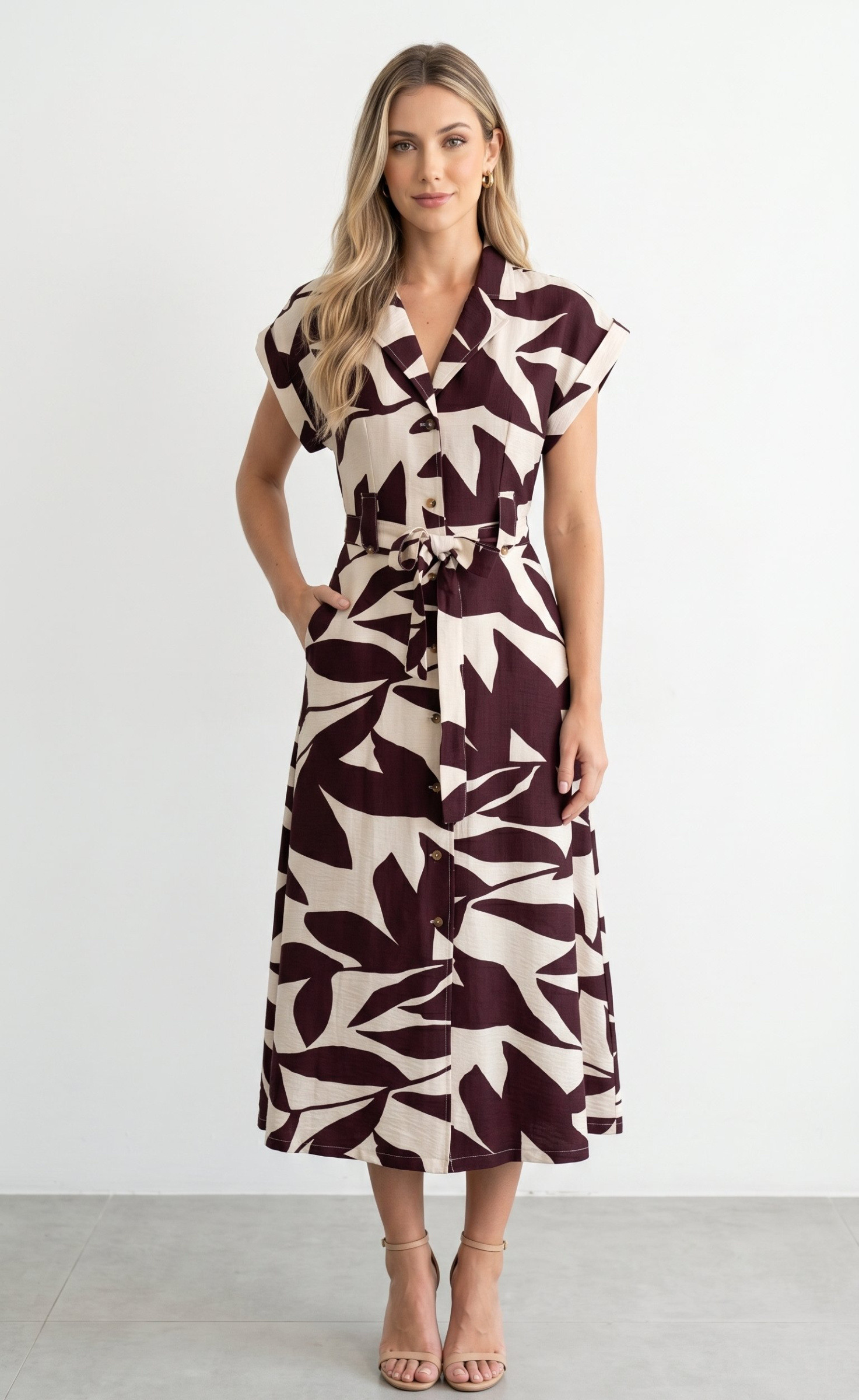 Grossiste J&H Fashion - Robe longue boutonnée à manches courtes et col à revers, cintrée par une ceinture assortie à nouer à la taille.