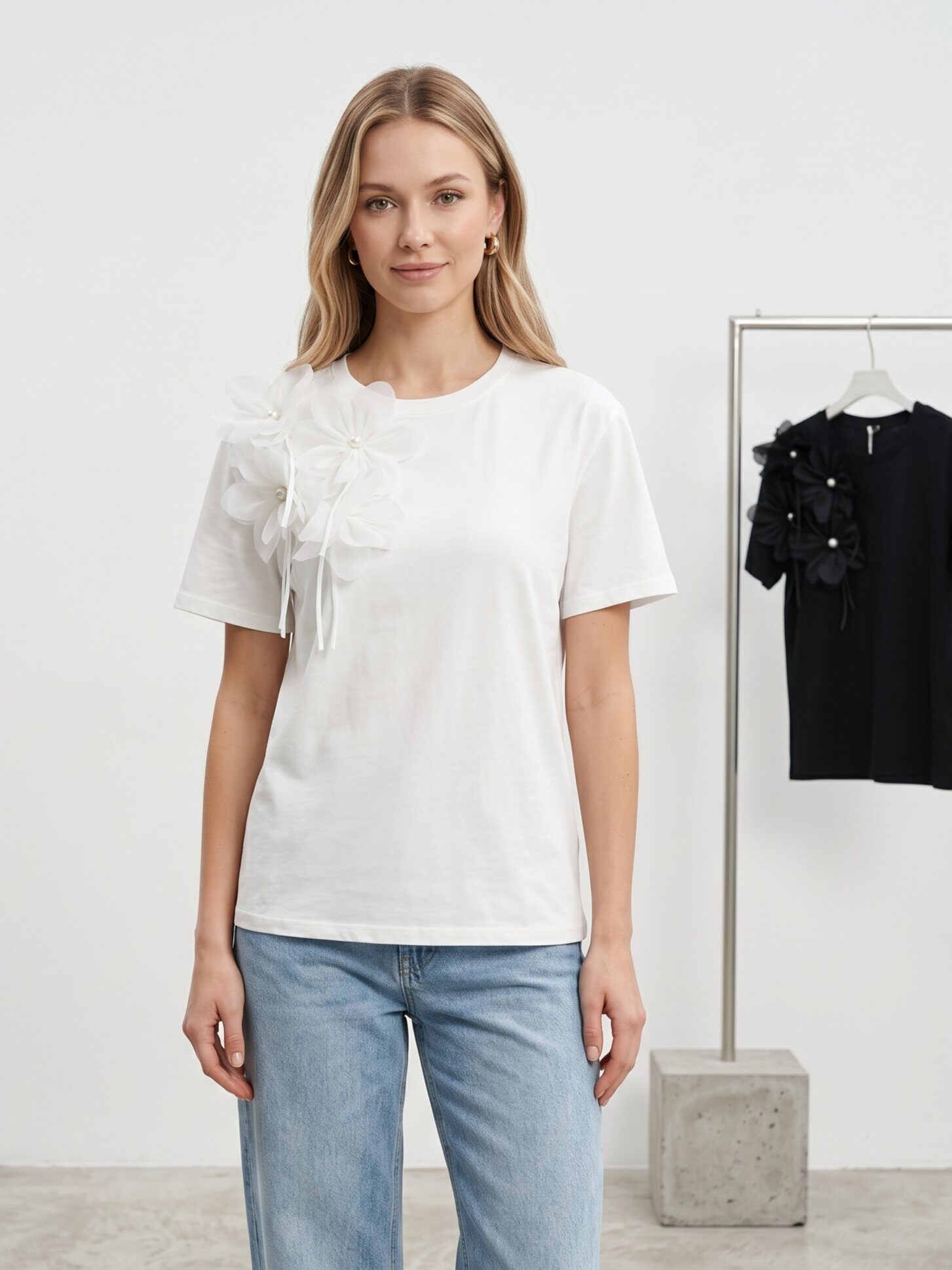 Großhändler J&H Fashion - Rundhals-T-Shirt mit kurzen Ärmeln besticht durch eine auffällige erhabene Blume und strukturierte Rüschen auf der Schulter.