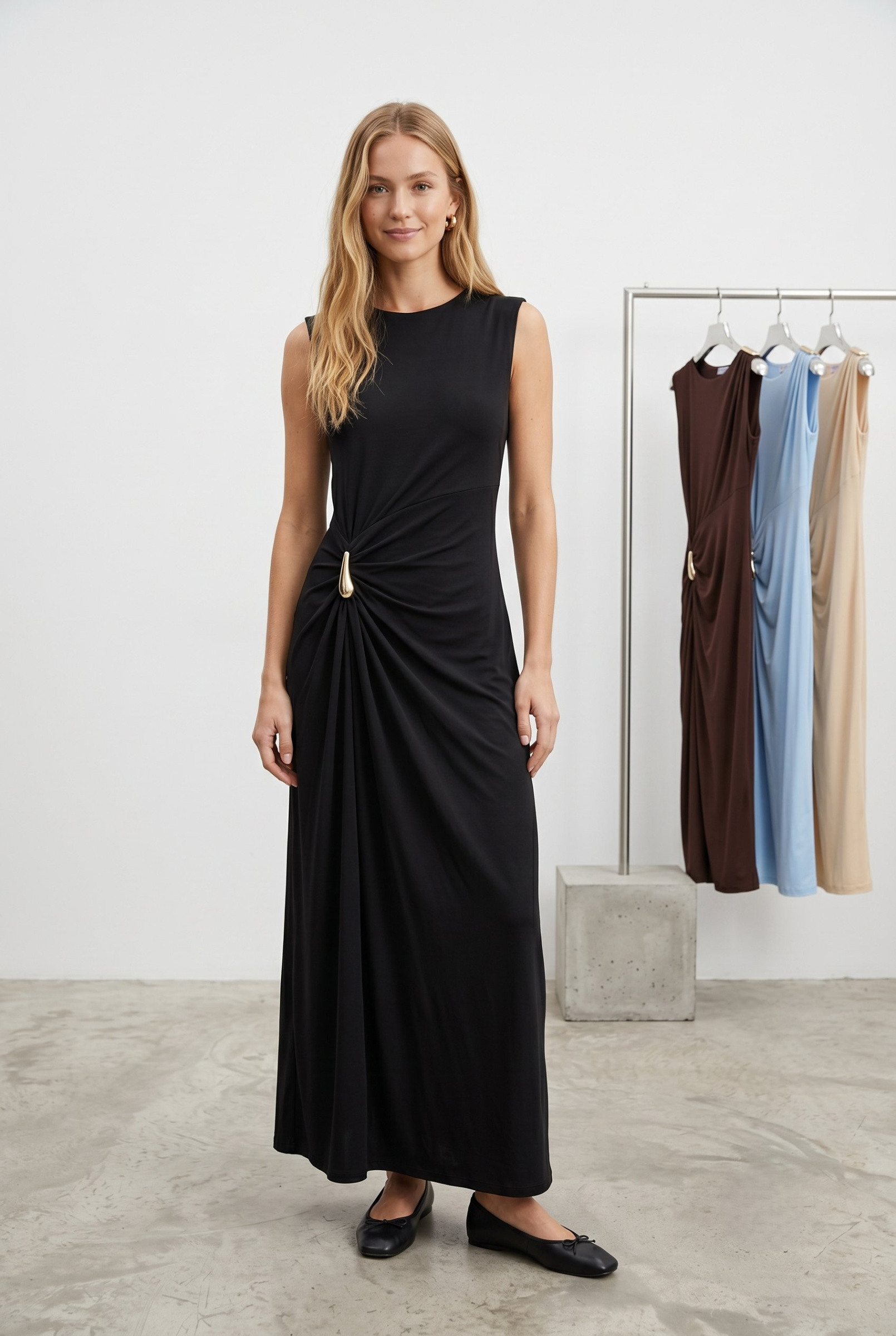 Großhändler J&H Fashion - Kurzarm-Top mit fein gerippter Strickware und horizontalem Streifenmuster, veredelt mit einem eleganten Drapedetail, das von einer Schnalle gehalten wird