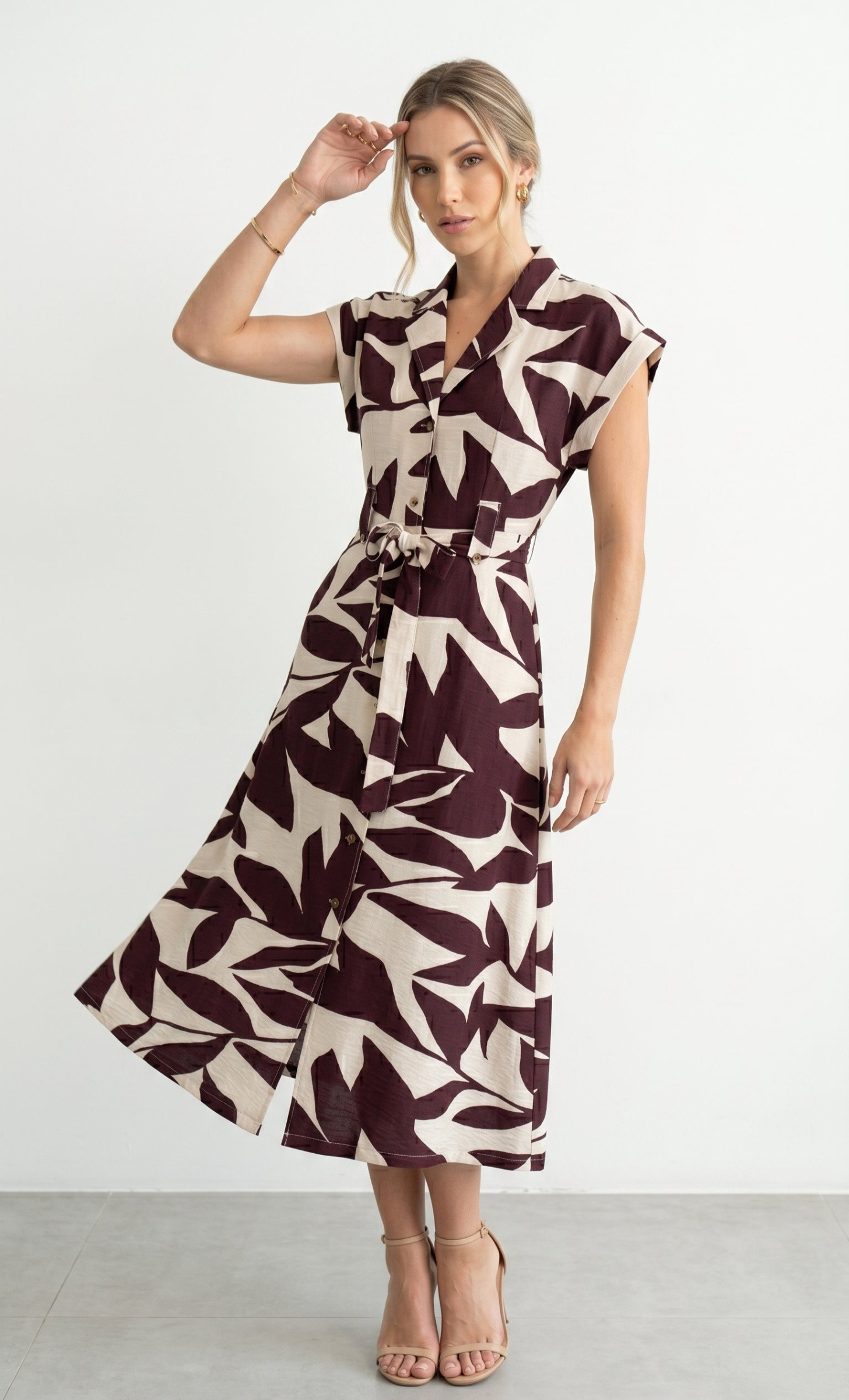 Grossiste J&H Fashion - Robe longue boutonnée à manches courtes et col à revers, cintrée par une ceinture assortie à nouer à la taille.