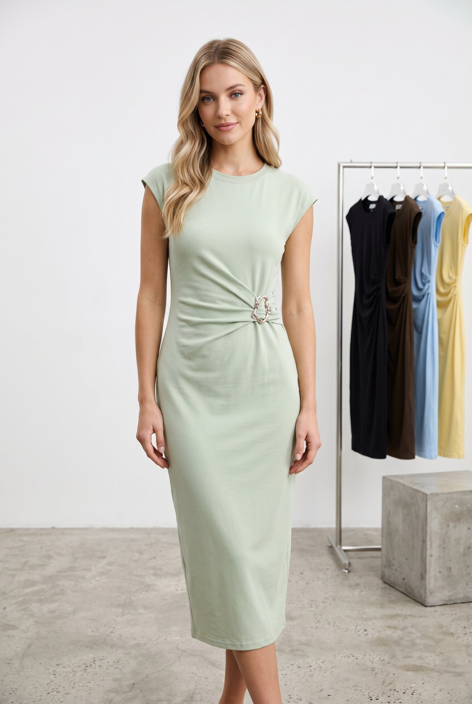 Großhändler J&H Fashion - Dieses knielange Kleid mit kurzen Ärmeln hat eine figurbetonte Passform und ein drapiertes Detail an der Taille, das durch eine dekorative goldene Schnalle betont wird.
