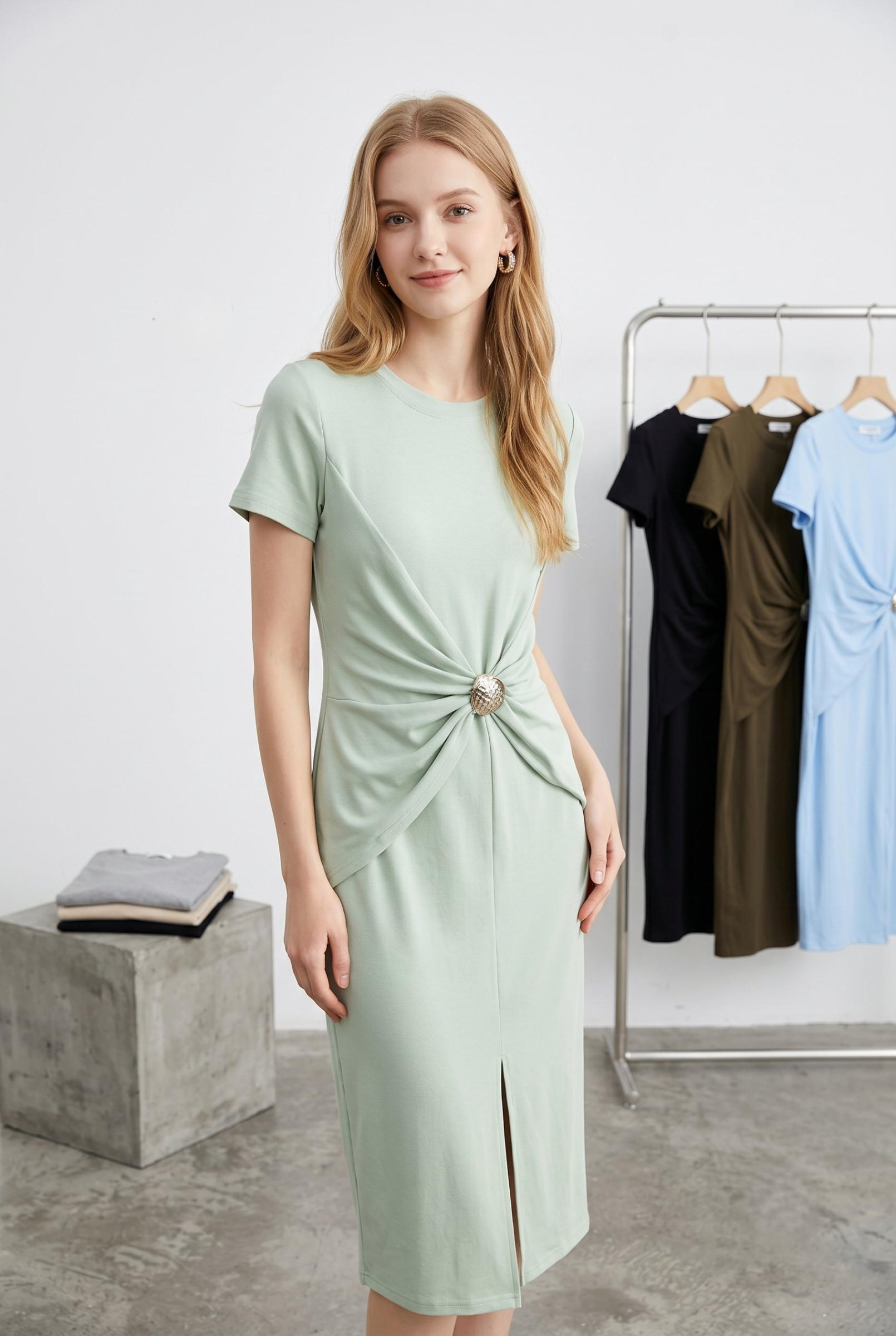 Mayorista J&H Fashion - Vestido midi elegante presenta un corte ajustado con un detalle drapeado en la cintura adornado con un broche decorativo y una discreta abertura lateral.
