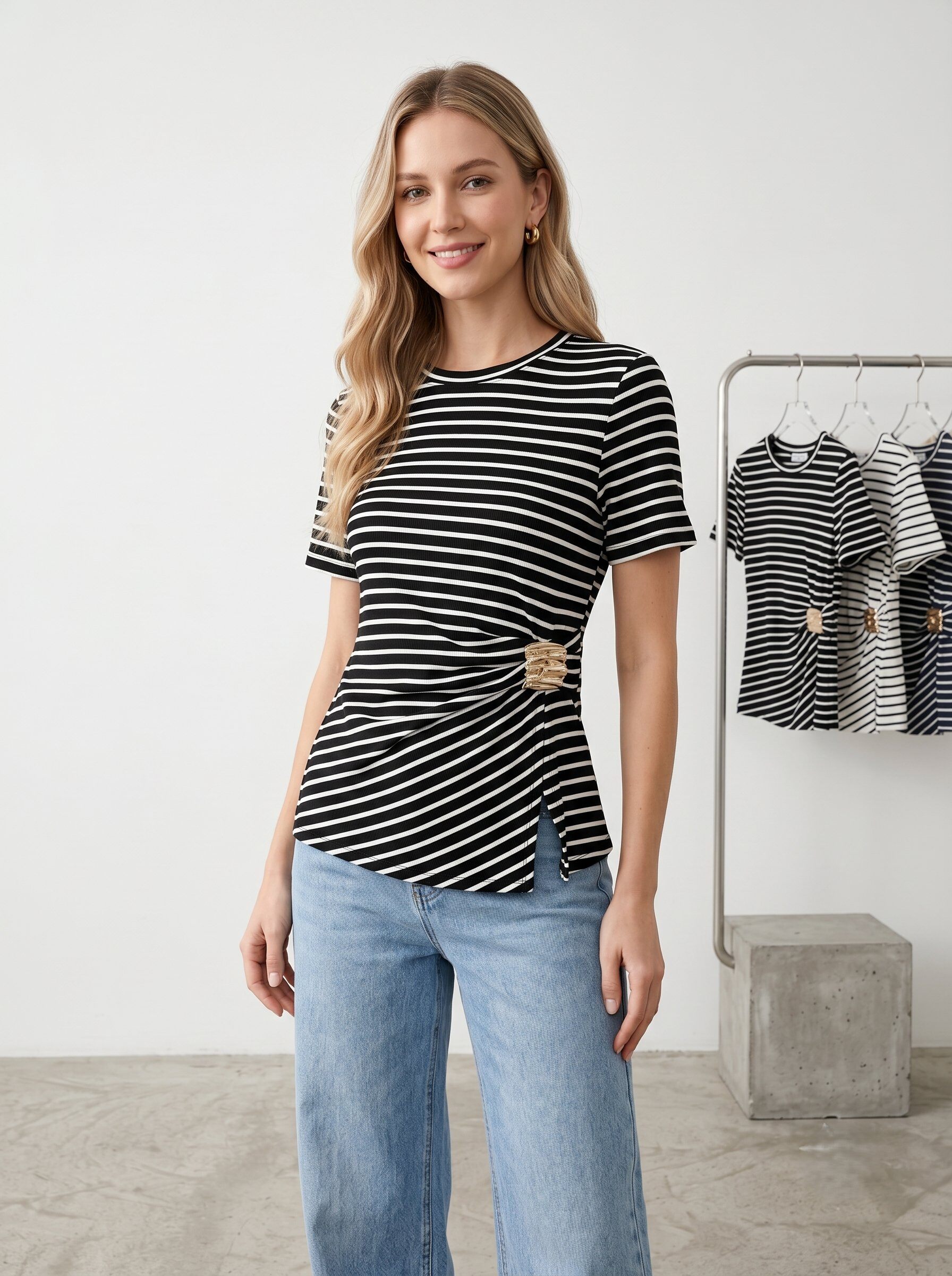 Mayorista J&H Fashion - Top de manga corta presenta un tejido de punto finamente acanalado y un patrón de rayas horizontales, realzado por un elegante detalle drapeado sostenido por una hebilla