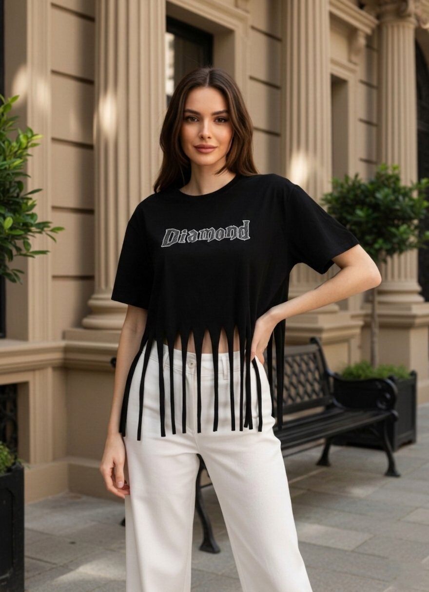Grossista J&H Fashion - T-shirt a maniche corte con la scritta «Diamond» sul petto e si distingue per un originale orlo con frange tagliate