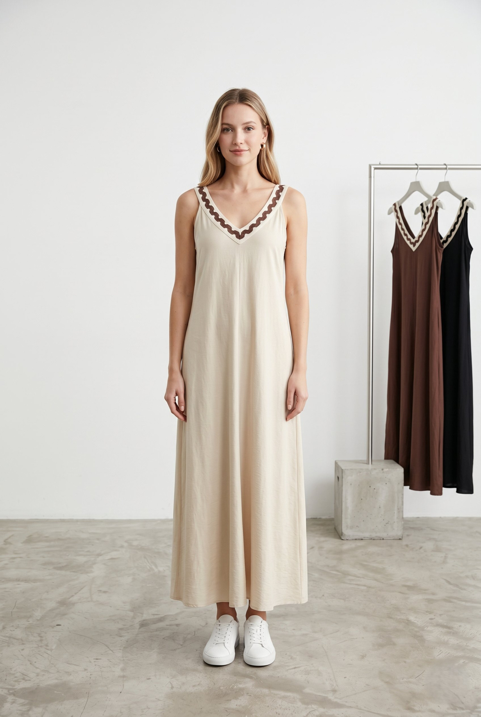Großhändler J&H Fashion - Fließendes Maxikleid mit V-Ausschnitt, verziert mit geometrischen Stickereien und breiten Trägern.