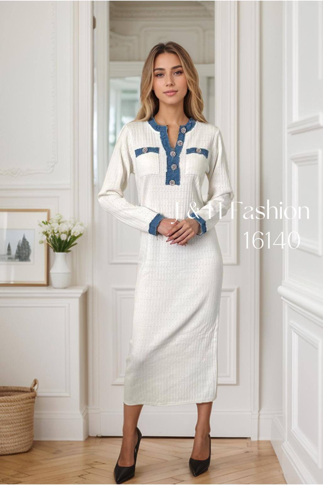 Grossiste J&H Fashion - Robe en maille longue manche longue avec bordure jean effiloché et bouton fantaisie