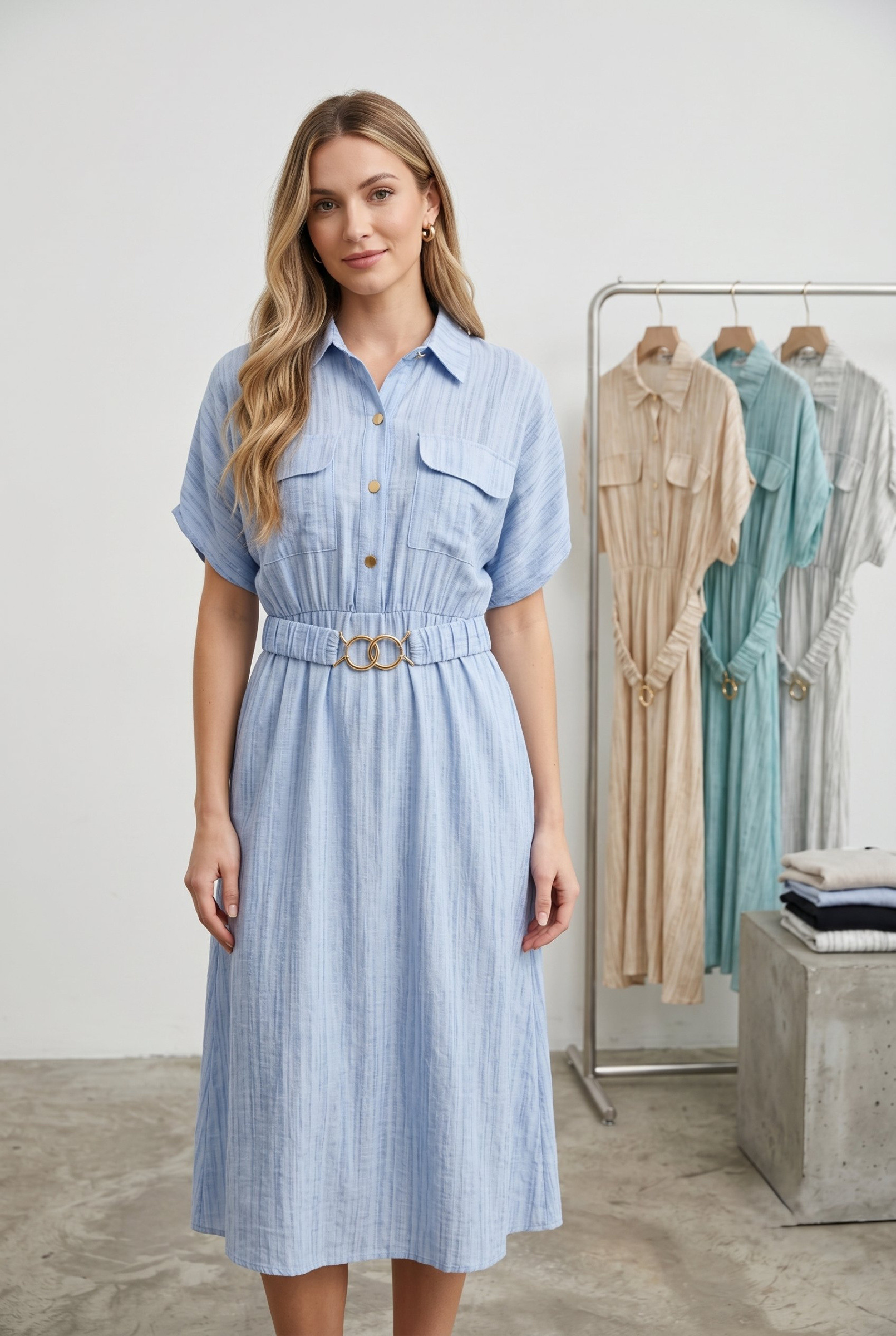 Großhändler J&H Fashion - Langes Hemdblusenkleid mit kurzen Ärmeln, ausgestattet mit einem passenden Gürtel mit runder Schnalle und Brusttaschen.