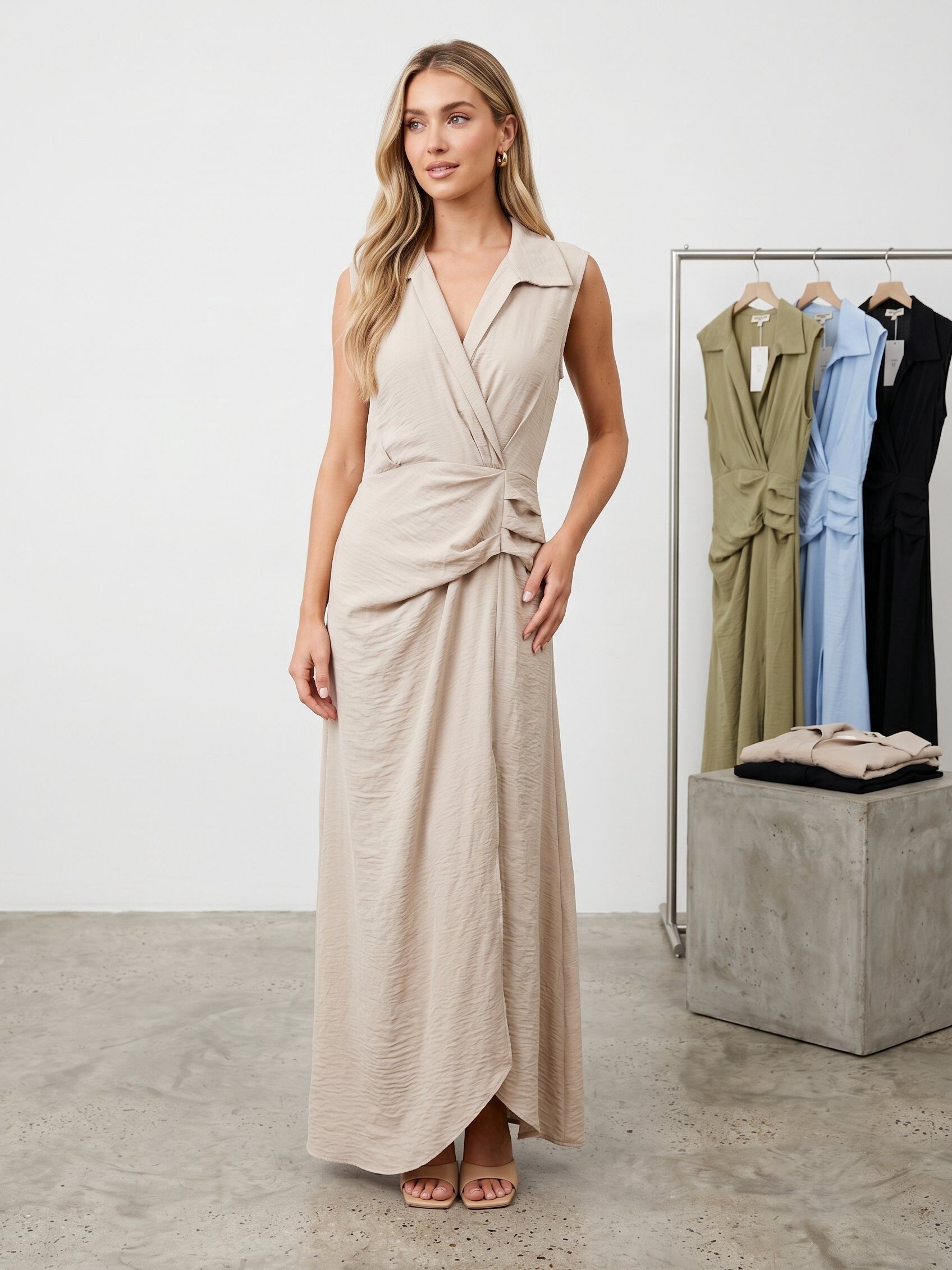 Mayorista J&H Fashion - Vestido midi sin mangas presenta un diseño cruzado elegante con un cuello con solapa y una cintura ajustada con detalles drapeados.