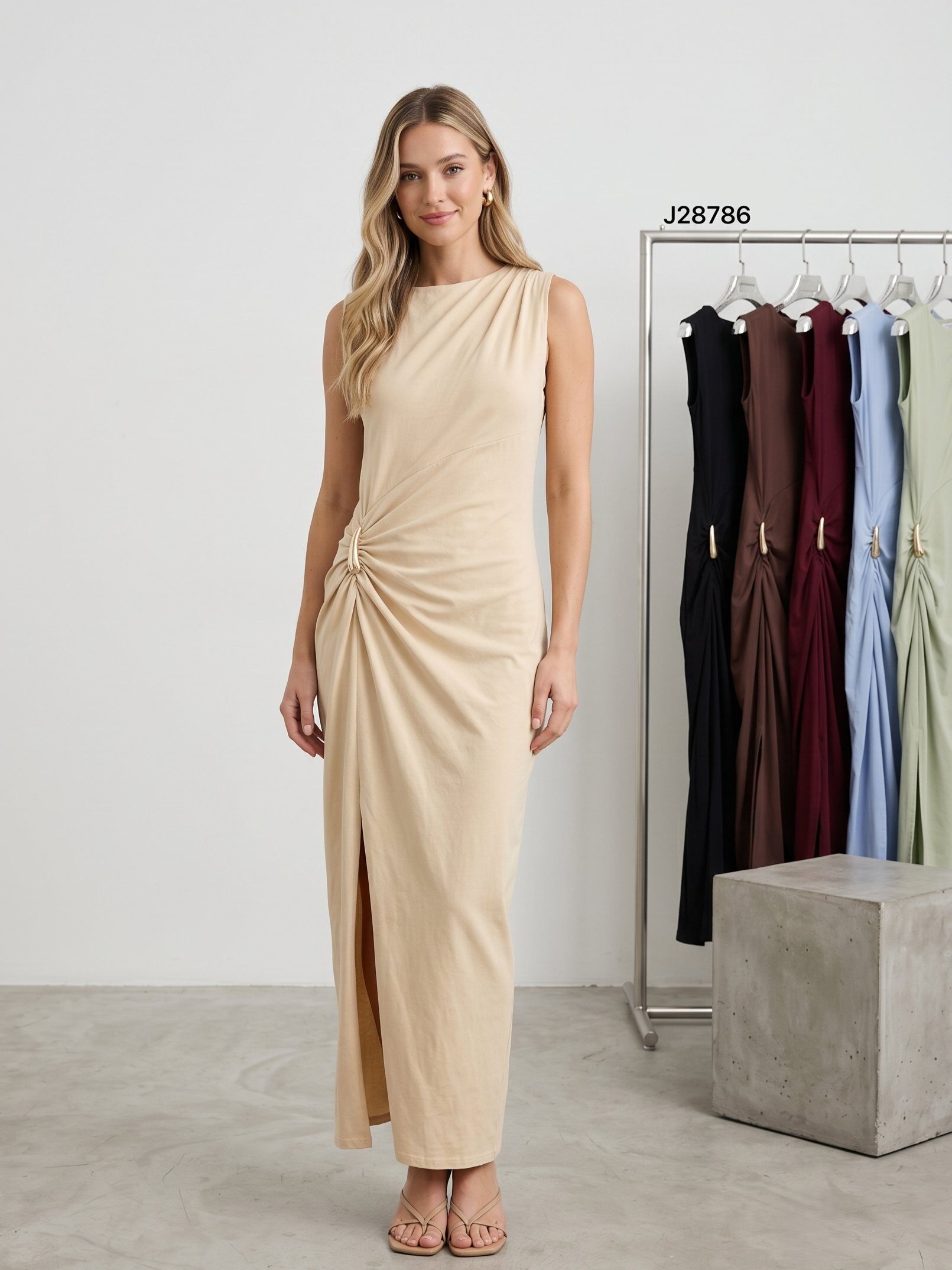 Großhändler J&H Fashion - Elegantes Etuikleid mit ärmellosem Schnitt, einem raffinierten Drapedetail an der Taille mit einer goldenen Schnalle und einem dezenten Frontschlitz.