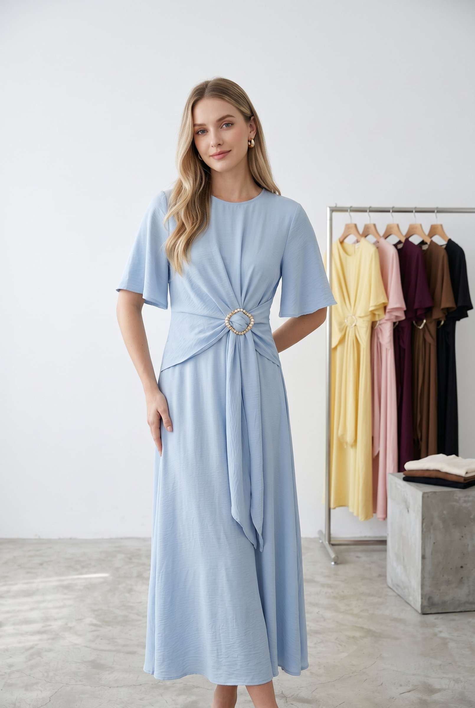 Mayorista J&H Fashion - Elegante vestido de longitud midi con mangas de mariposa fluidas y un detalle drapeado en la cintura adornado con una hebilla decorativa.
