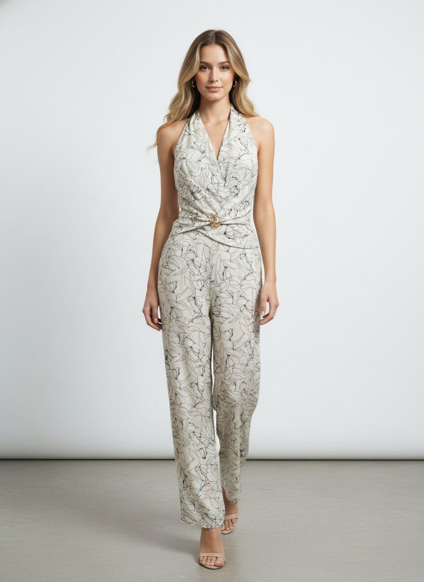 Mayorista J&H Fashion - Un mono fluido con escote pronunciado y cuello halter, ajustado en la cintura con un detalle ornamental.