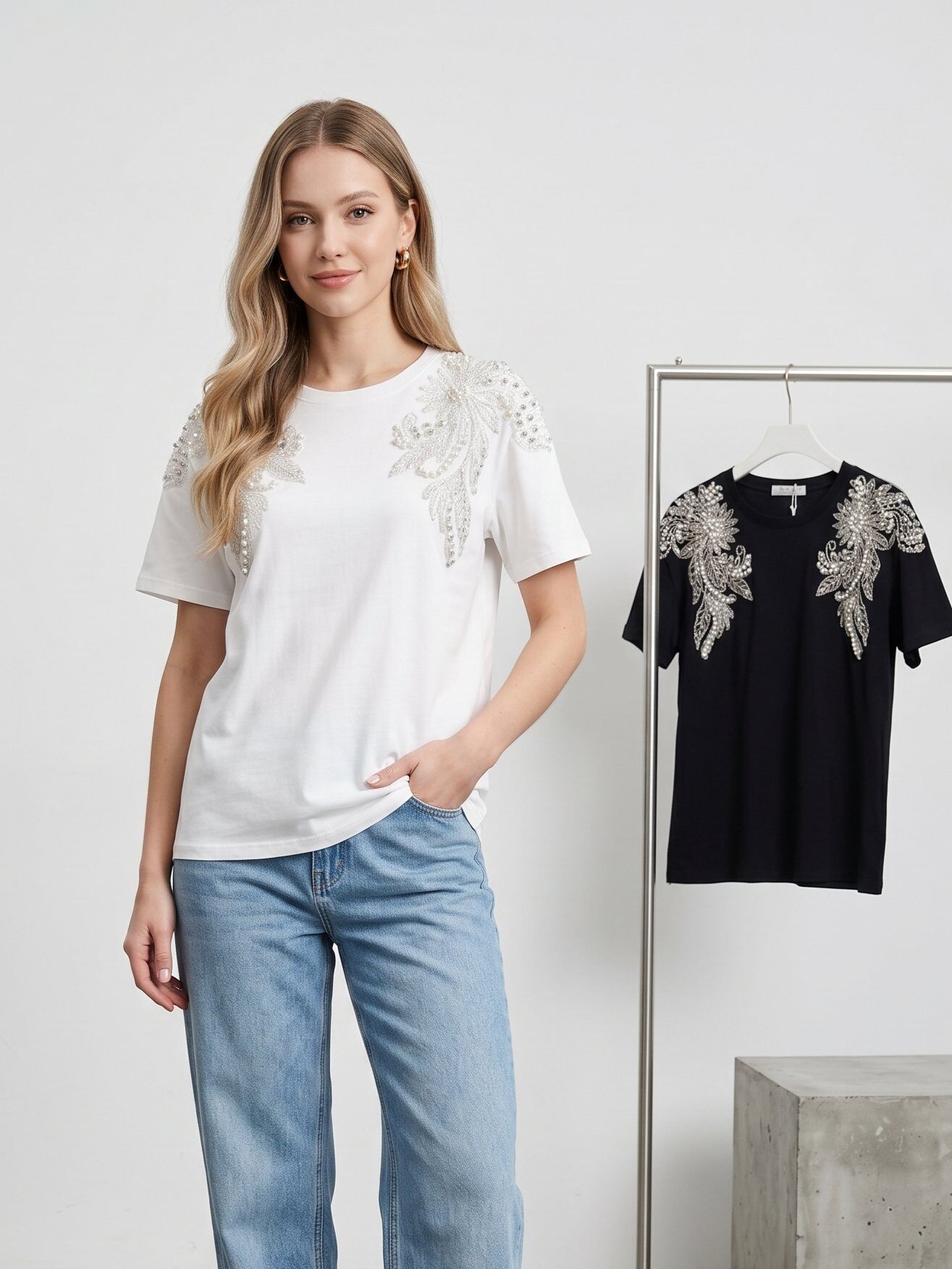 Großhändler J&H Fashion - Kurzarm-T-Shirt besticht durch seine imposanten Blumenstickereien, die mit Perlen und Kristallen verziert sind und die Schultern elegant schmücken.
