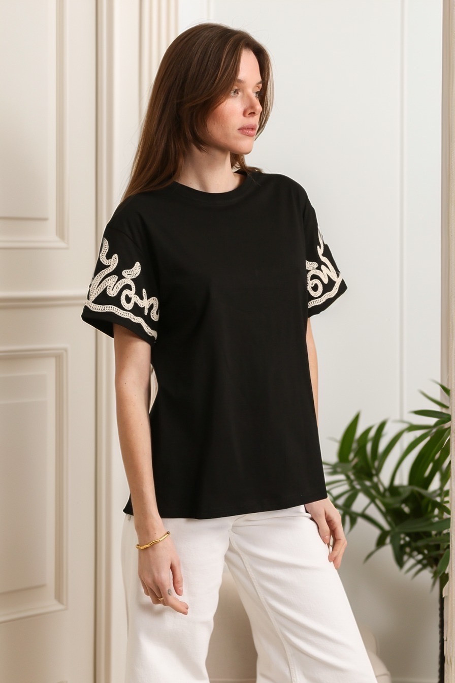 Großhändler J&H Fashion - Baumwoll-T-Shirt mit Häkelblumen und Perlen