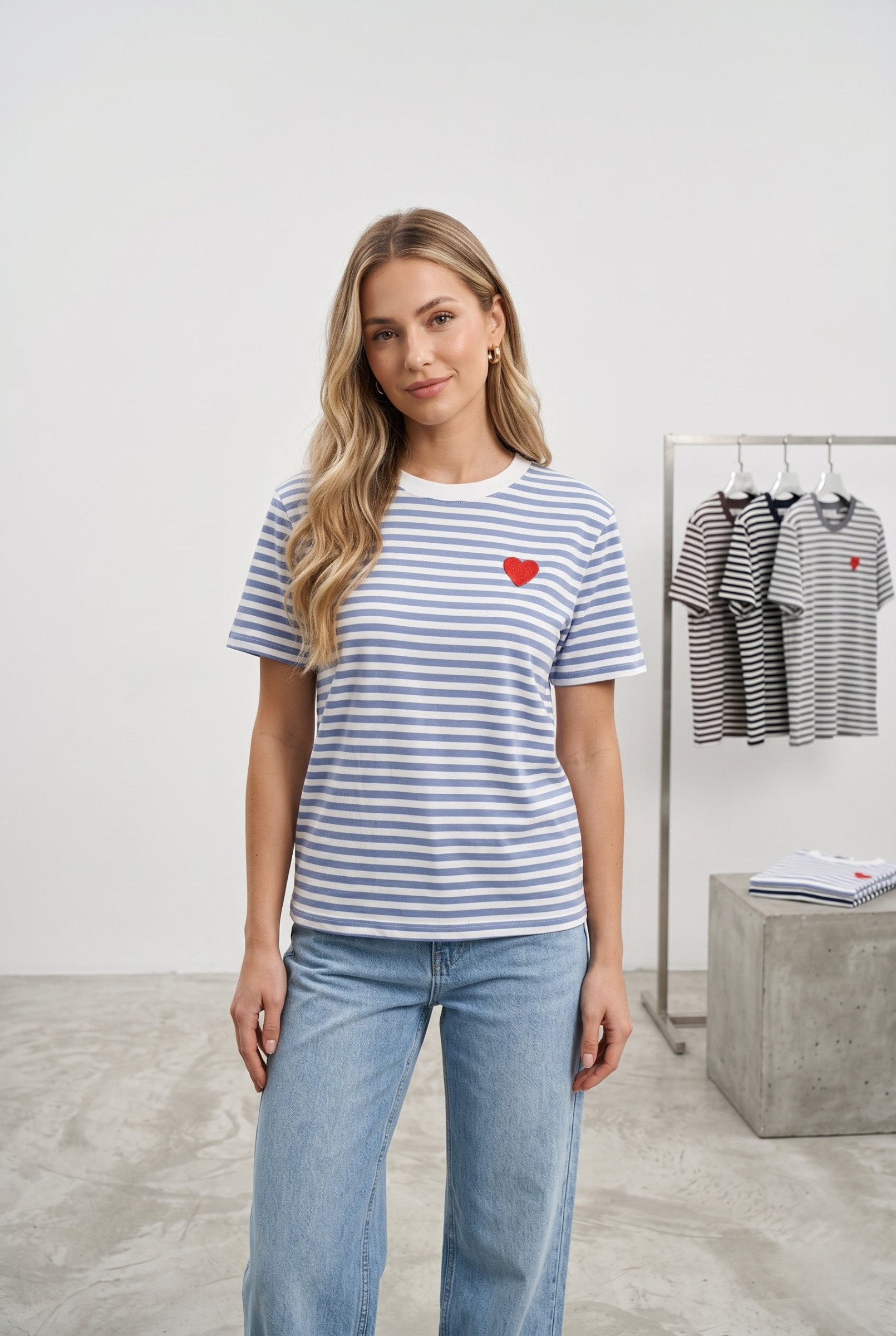Grossiste J&H Fashion - T-shirt à manches courtes présente un motif à rayures horizontales et un petit cœur brodé sur la poitrine.