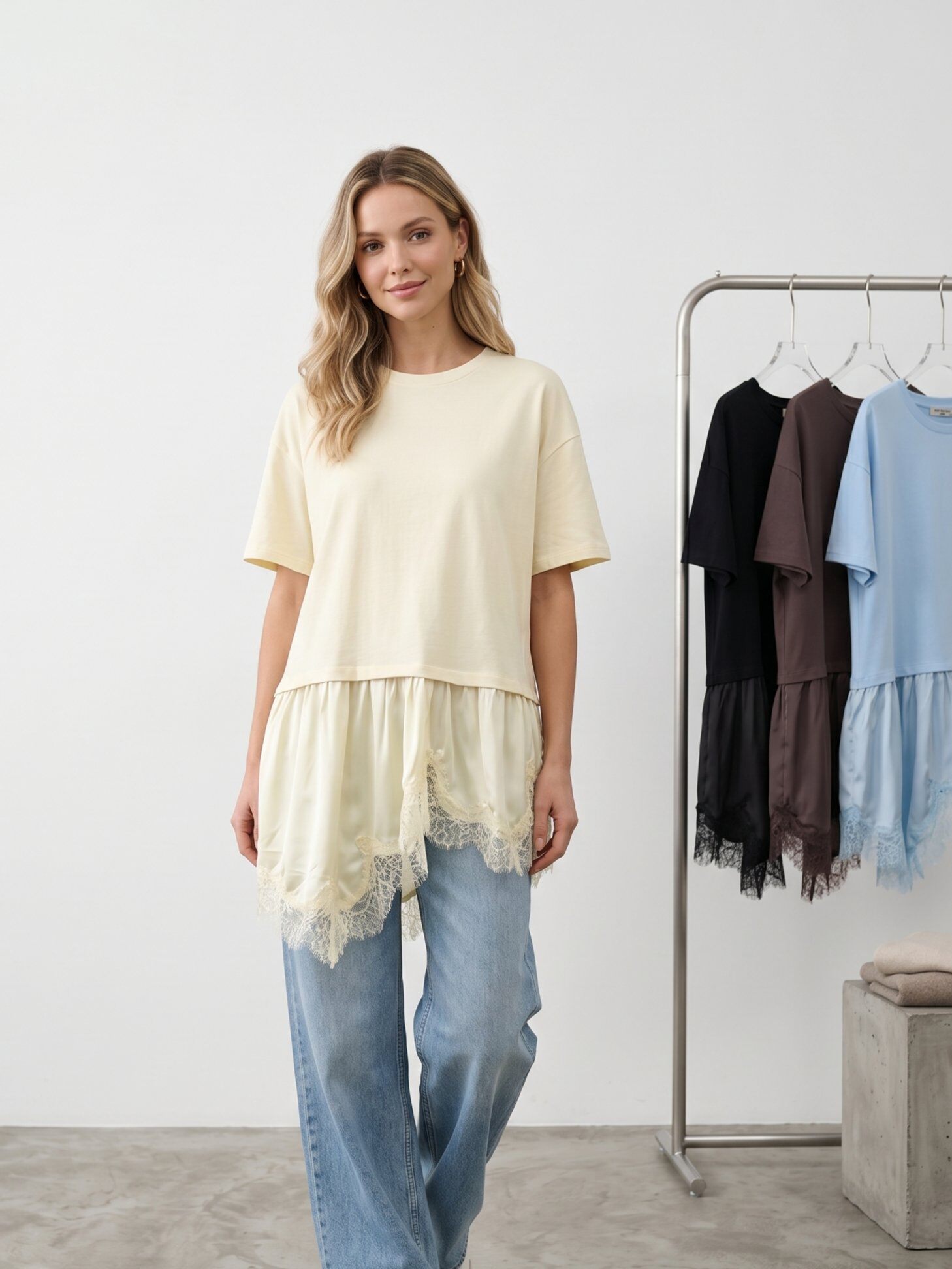 Großhändler J&H Fashion - Oversize T-Shirt aus zwei Materialien, das ein bequemes Baumwolloberteil mit einem asymmetrischen Satin-Effekt-Rock kombiniert, veredelt durch eine zarte Spitzenborte.
