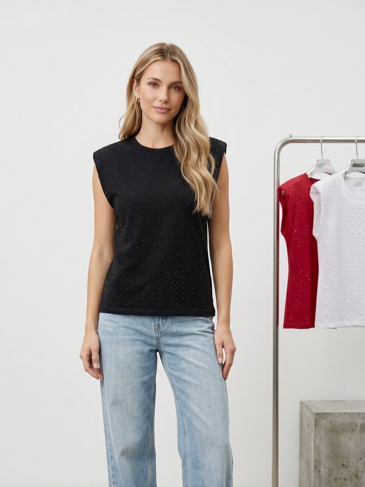 Großhändler J&H Fashion - Trendiges, schickes Baumwoll-T-Shirt mit Strasssteinen und femininen Schulterpolstern