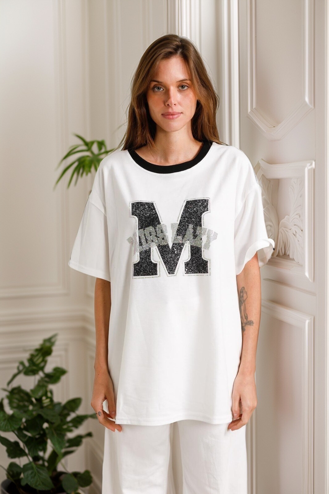 Grossiste J&H Fashion - T-shirt oversize bi-color avec imprimé M à strasses "MISS LAZY" décontracter