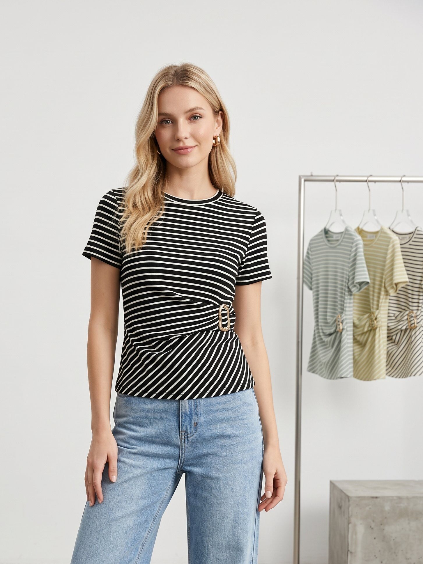 Großhändler J&H Fashion - Kurzarm-T-Shirt mit horizontalem Streifenmuster und einem eleganten Drapedetail, das durch eine Metallschnalle an der Seite angepasst wird.