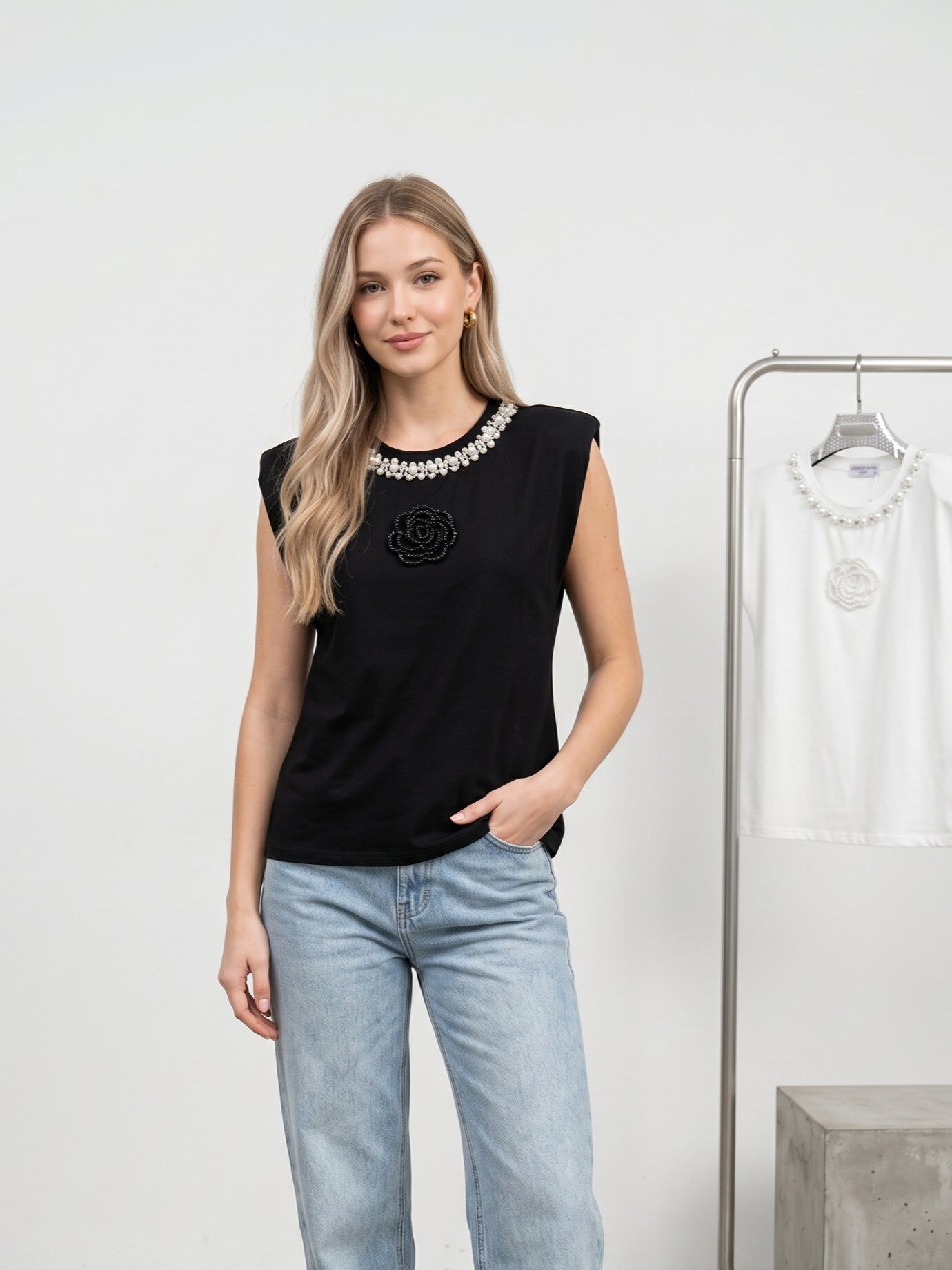 Mayorista J&H Fashion - Camiseta de algodón con hombrera y flor rosa en lentejuelas y perlas de strass en el escote