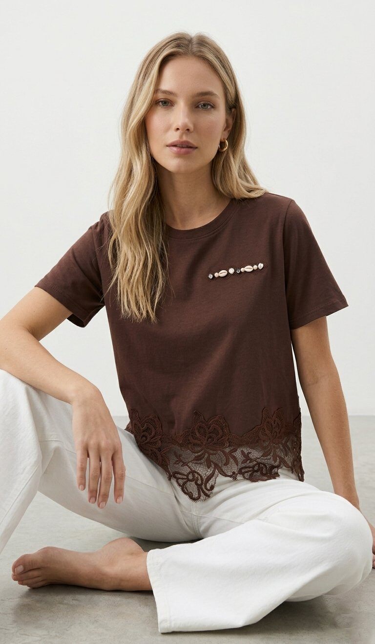 Grossiste J&H Fashion - T-shirt à manches courtes présente une élégante bordure en dentelle guipure ajourée à la base et un délicat détail ornemental au niveau de la poitrine.