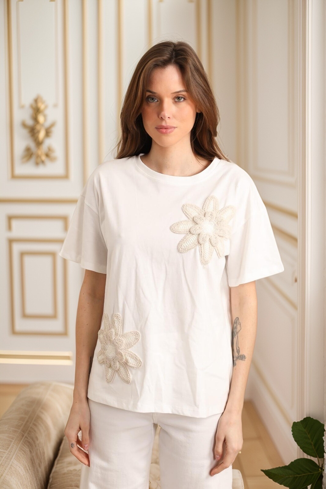Grossiste J&H Fashion - T-shirt en coton oversize avec 2 fleurs en crochet 3d relief