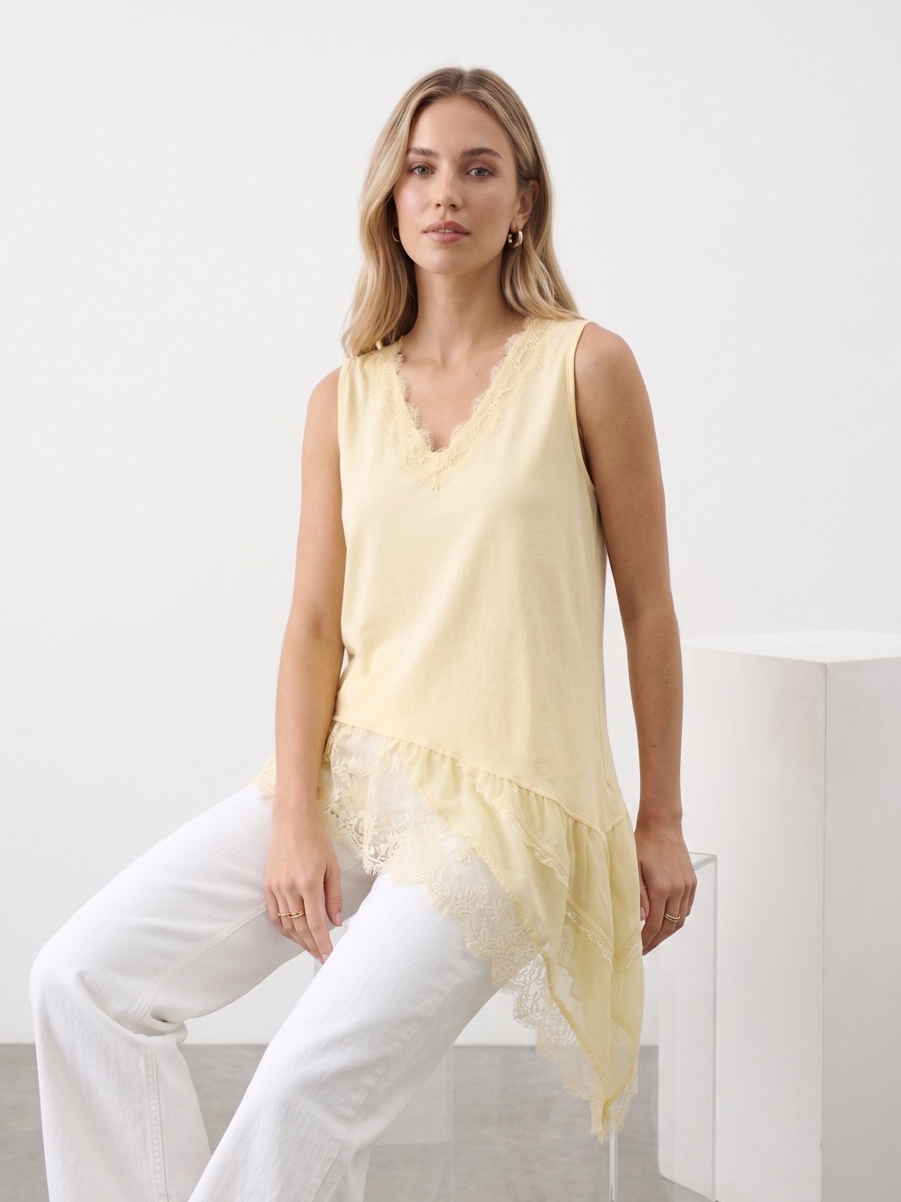 Großhändler J&H Fashion - Fließendes Tanktop mit V-Ausschnitt, verziert mit zarter Spitze, mit asymmetrischem Rüschen-Schnitt und romantischen Details.