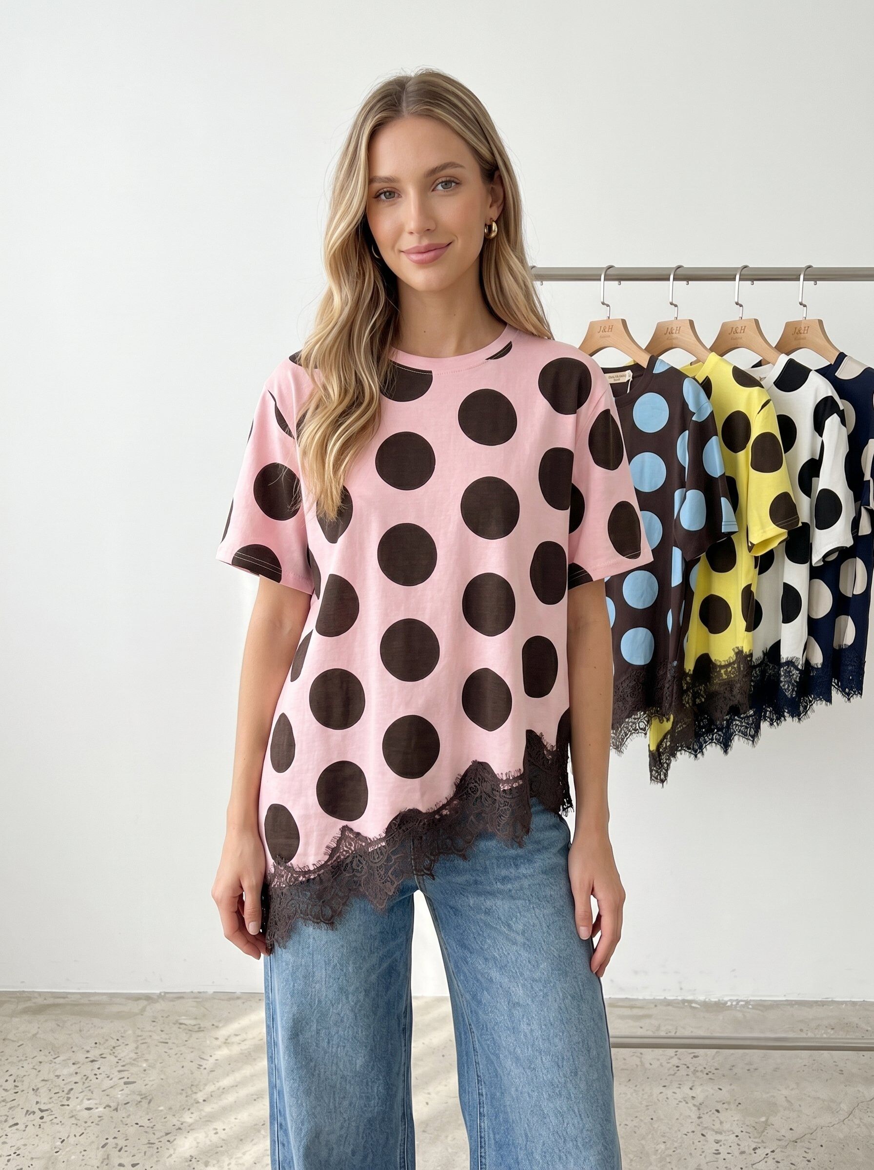 Mayorista J&H Fashion - Camiseta oversize de algodón con grandes estampados de lunares, caracterizada por un corte fluido y un acabado elegante con encaje delicado en un dobladillo asimétrico