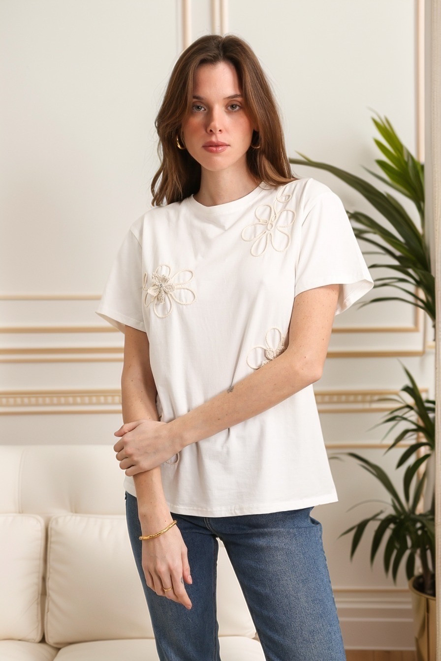 Großhändler J&H Fashion - Baumwoll-T-Shirt mit Häkelblumen und Perlen
