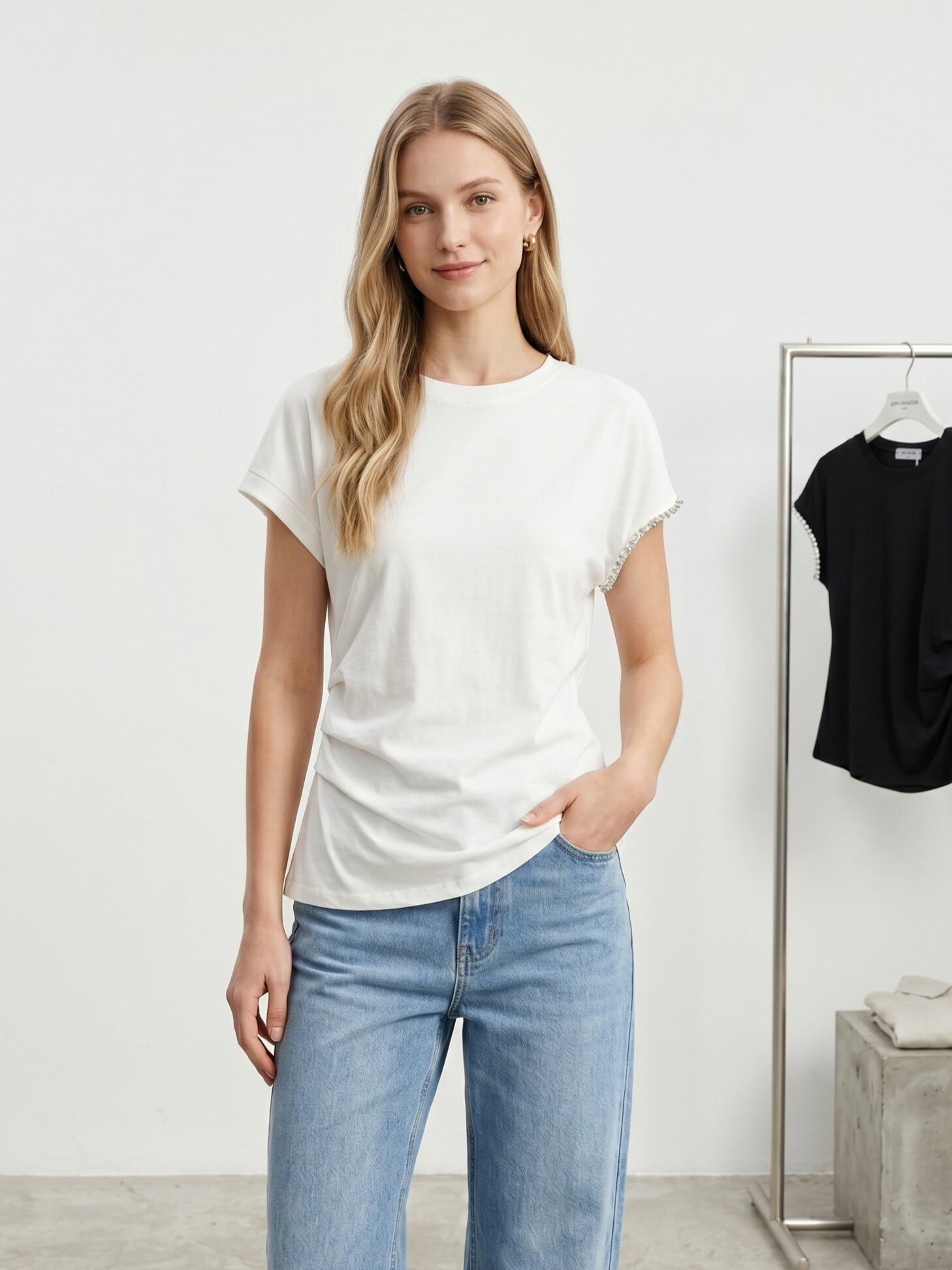 Mayorista J&H Fashion - Camiseta de algodón con un diseño sofisticado, adornada con un elegante drapeado lateral y delicados detalles de strass en una manga.