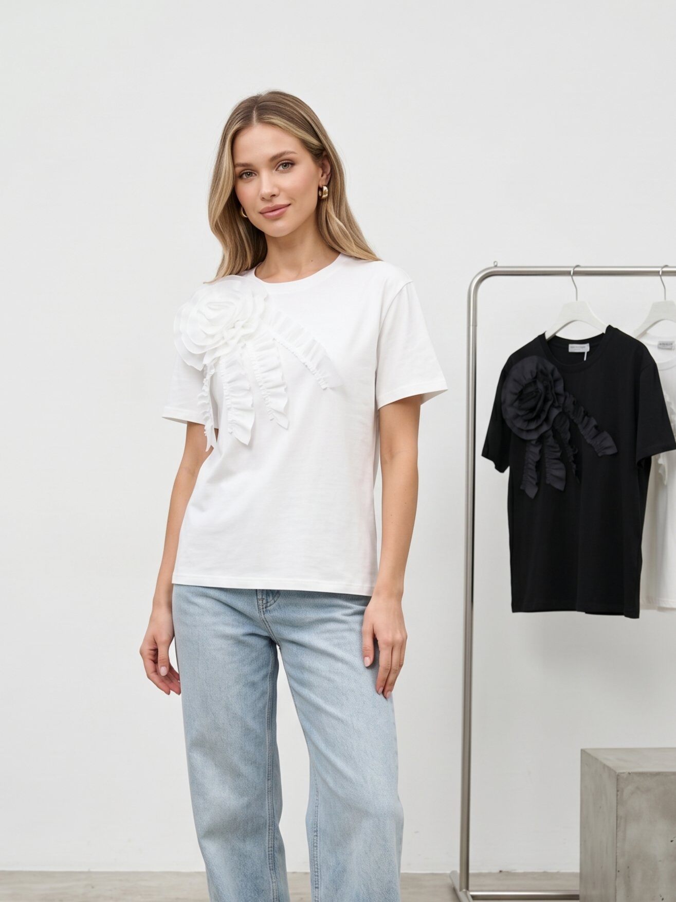 Großhändler J&H Fashion - Kurzarm-T-Shirt verziert mit einer eleganten floralen Reliefstickerei, die Perlen und schimmernde Pailletten auf der Schulter enthält.